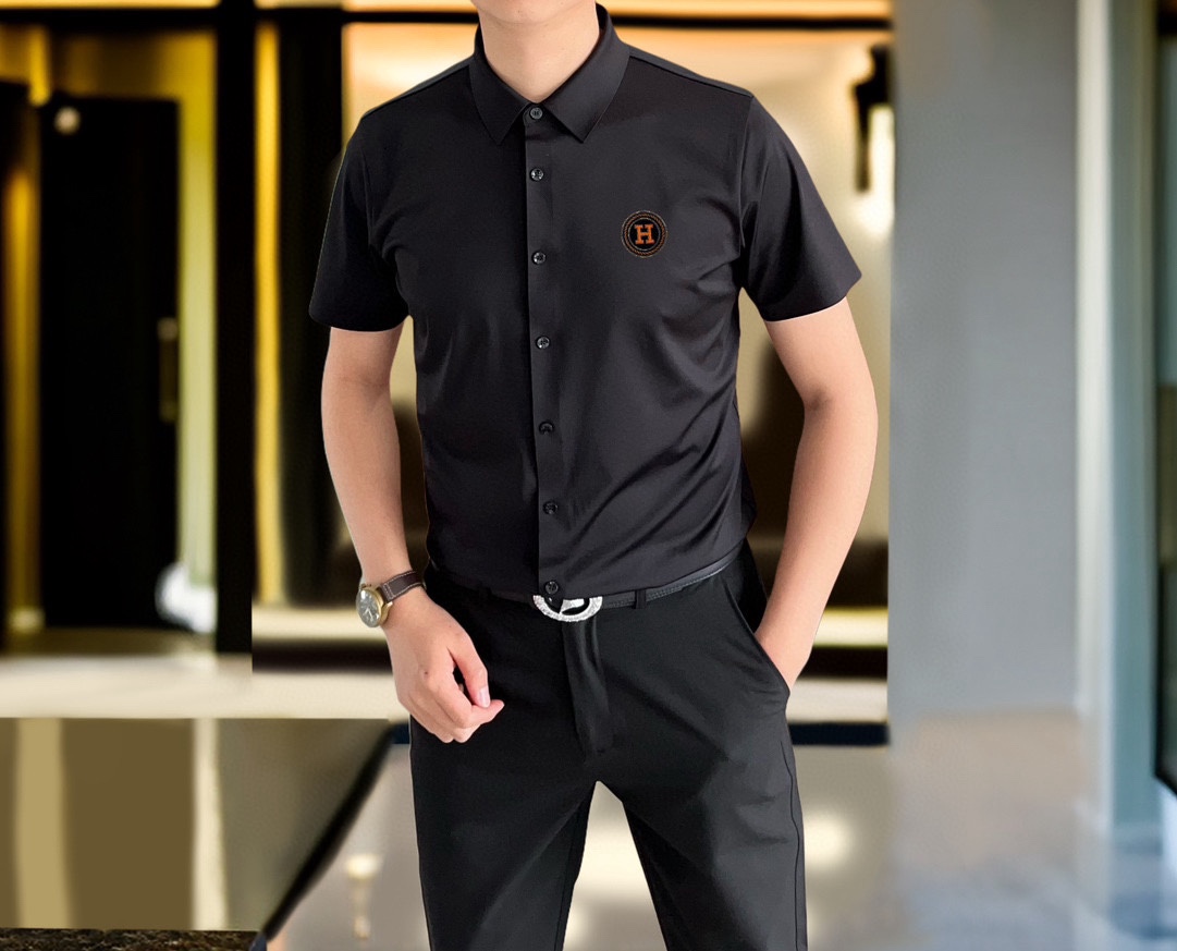 NO:124016,H*rmes 2025 early spring new men's original single casual short-sleeved shirt is released simultaneously on the official website. Simple, fashionable and versatile, high-end quality seamless cutting and edging, patch embroidery and diamond logo pattern design, custom imported Jinmintian silk cotton fabric, large elasticity, no wrinkles, customized hardware accessories, comfortable to wear, breathable, high grade and texture, simple and generous, fashionable and unique, casual, handsome and stylish, showing the temperament of a big brand. Size M-4XL (maximum wearable about 195 kilograms, please report height and weight to place an order) shipped the next day,, hermes,shirts, T-shirt,alexander wang19860909H*rmes 爱马仕2025早春新款男士原单休闲短袖衬衫 官网同步发售 简洁时尚百搭 高端品质无缝切割包边 贴布刺绣烫钻logo图案设计 定制进口锦氨天丝棉面料 弹力大 不起皱 定制五金辅料 穿着舒适 透气 档次高很有质感 简单大方得体 时尚不失个性 上身休闲随性 帅气有型 彰显大牌气质.尺码M-4XL（最大可穿195斤左右 下单请报身高体重)隔天出货,,hermes,shirts,T-shirt,alexander wang,Men's clothing