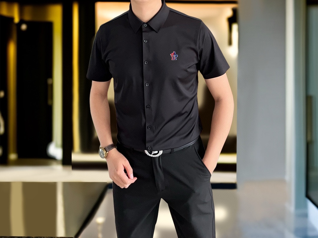 NO:124013,M*ncler 2025 early spring new men's original single casual short-sleeved shirt is released simultaneously on the official website. Simple, fashionable and versatile, high-end quality seamless cutting and edging, three-dimensional embroidery logo pattern design, custom imported Jinmintian silk cotton fabric, large elasticity, no wrinkles, customized hardware accessories, comfortable to wear, breathable, high grade and texture, simple and generous, fashionable and unique, casual, handsome and stylish, showing the temperament of a big brand. Size M-4XL (maximum wearable about 195 kilograms, please report height and weight to place an order) shipped the next day,,christian louboutin,Moncler,shirts,T-shirt,alexander wang19860909M*ncler 蒙口2025早春新款男士原单休闲短袖衬衫 官网同步发售 简洁时尚百搭 高端品质无缝切割包边 立体刺绣logo图案设计 定制进口锦氨天丝棉面料 弹力大 不起皱 定制五金辅料 穿着舒适 透气 档次高很有质感 简单大方得体 时尚不失个性 上身休闲随性 帅气有型 彰显大牌气质.尺码M-4XL（最大可穿195斤左右 下单请报身高体重)隔天出货,,christian louboutin,Moncler,shirts,T-shirt,alexander wang,Men's clothing
