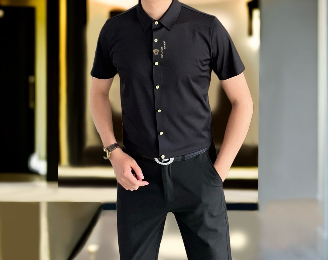 NO:124004,V*rsace 2025 early spring new men's original single casual short-sleeved shirt is released simultaneously on the official website. Simple, fashionable and versatile, high-end quality seamless cutting and edging, glue logo pattern design, custom imported Jinmintian silk cotton fabric, high elasticity, no wrinkles, customized hardware accessories, comfortable to wear, breathable, high grade and texture, simple and generous, fashionable and unique, casual, handsome and stylish, showing the temperament of a big brand. Size M-4XL (maximum wearable about 195 kilograms, please report height and weight to place an order) shipped the next day, versace, shirts, T-shirt, alexander wang19860909V*rsace 范思哲2025早春新款男士原单休闲短袖衬衫 官网同步发售 简洁时尚百搭 高端品质无缝切割包边 印胶logo图案设计 定制进口锦氨天丝棉面料 弹力大 不起皱 定制五金辅料 穿着舒适 透气 档次高很有质感 简单大方得体 时尚不失个性 上身休闲随性 帅气有型 彰显大牌气质.尺码M-4XL（最大可穿195斤左右 下单请报身高体重)隔天出货,,versace,shirts,T-shirt,alexander wang,Men's clothing