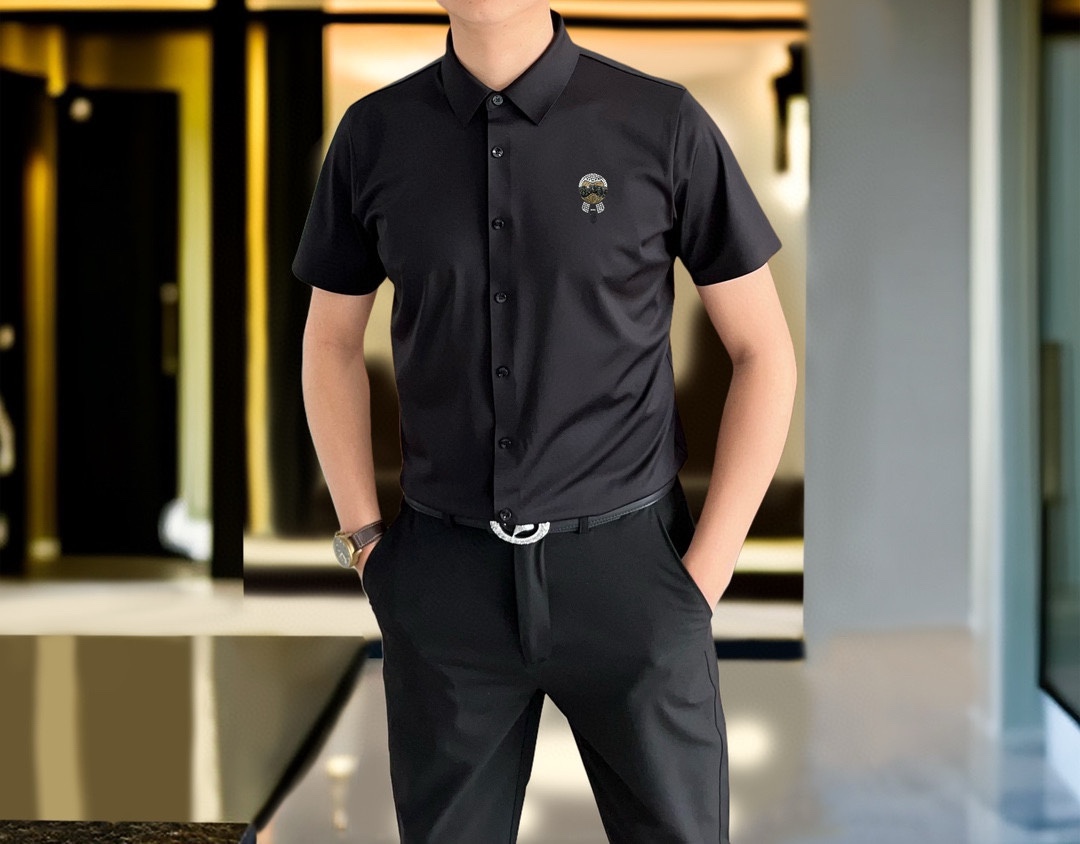 NO:124001,FD Fendi 2025 early spring new men's original single casual short-sleeved shirt is released simultaneously on the official website. Simple, fashionable and versatile, high-end quality seamless cutting and edging, diamond-laughing logo design, custom imported Jinmintian silk cotton fabric, large elasticity, no wrinkles, customized hardware accessories, comfortable to wear, breathable, high grade and very textured, simple and generous, fashionable and unique, casual, handsome and stylish, showing the temperament of a big brand. Size M-4XL (maximum wearable about 195 kilograms, please report height and weight to place an order) shipped the next day, fendi,shirts,T-shirt,alexander wang19860909FD 芬迪2025早春新款男士原单休闲短袖衬衫 官网同步发售 简洁时尚百搭 高端品质无缝切割包边 烫钻老佛爷logo图案设计 定制进口锦氨天丝棉面料 弹力大 不起皱 定制五金辅料 穿着舒适 透气 档次高很有质感 简单大方得体 时尚不失个性 上身休闲随性 帅气有型 彰显大牌气质.尺码M-4XL（最大可穿195斤左右 下单请报身高体重)隔天出货,,fendi,shirts,T-shirt,alexander wang,Men's clothing