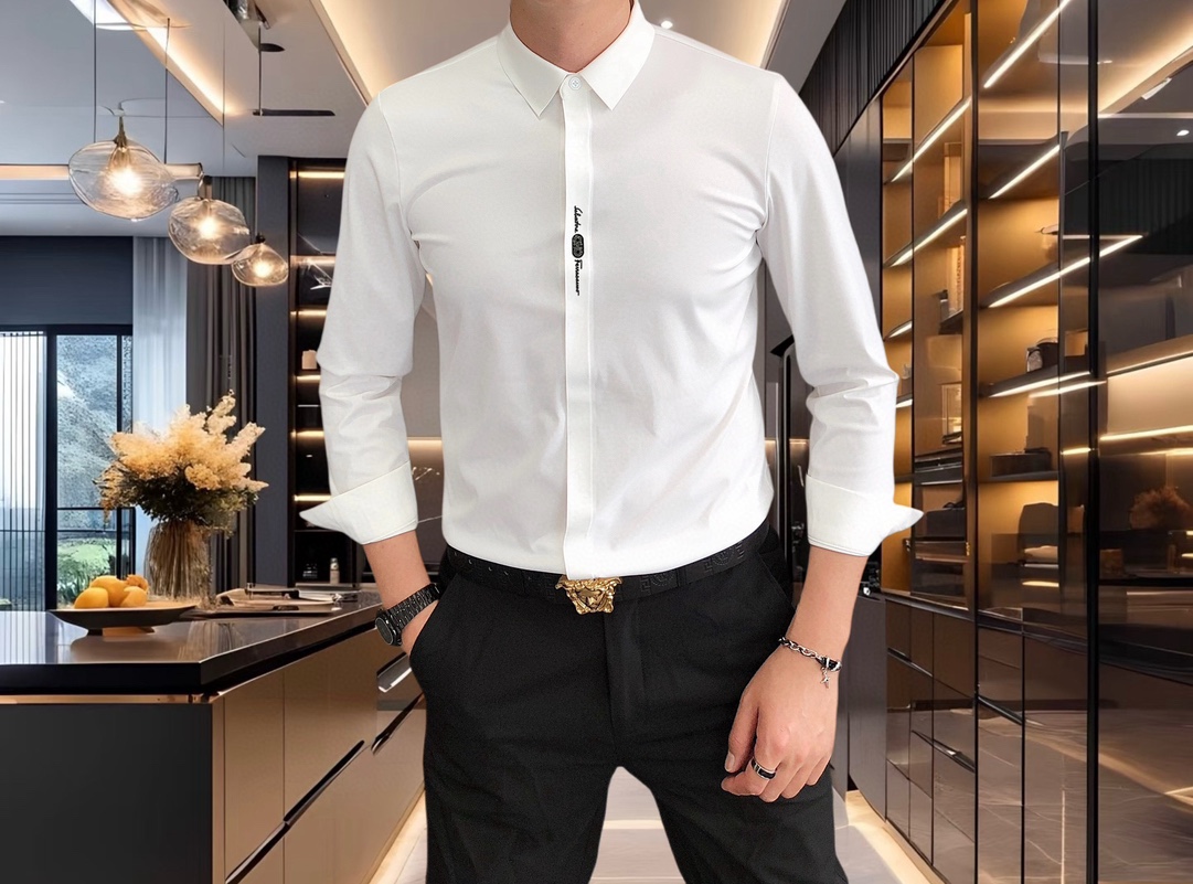 NO:124021,Ferragamo 2025 early spring new men's original single casual long-sleeved shirt is released simultaneously on the official website. Simple, fashionable and versatile, high-end quality seamless cutting and edging, glue logo pattern design, custom imported Jinmintian silk cotton fabric, high elasticity, no wrinkles, customized hardware accessories, comfortable to wear, breathable, high grade and texture, simple and generous, fashionable and unique, casual, handsome and stylish, showing the temperament of a big brand. Size M-4XL (maximum wearable about 195 kilograms, please report height and weight to place an order) shipped the next day, ferragamo,shirts,alexander wang19860909菲拉格慕2025早春新款男士原单休闲长袖衬衫 官网同步发售 简洁时尚百搭 高端品质无缝切割包边 印胶logo图案设计 定制进口锦氨天丝棉面料 弹力大 不起皱 定制五金辅料 穿着舒适 透气 档次高很有质感 简单大方得体 时尚不失个性 上身休闲随性 帅气有型 彰显大牌气质.尺码M-4XL（最大可穿195斤左右 下单请报身高体重)隔天出货,,ferragamo,shirts,alexander wang,Men's clothing