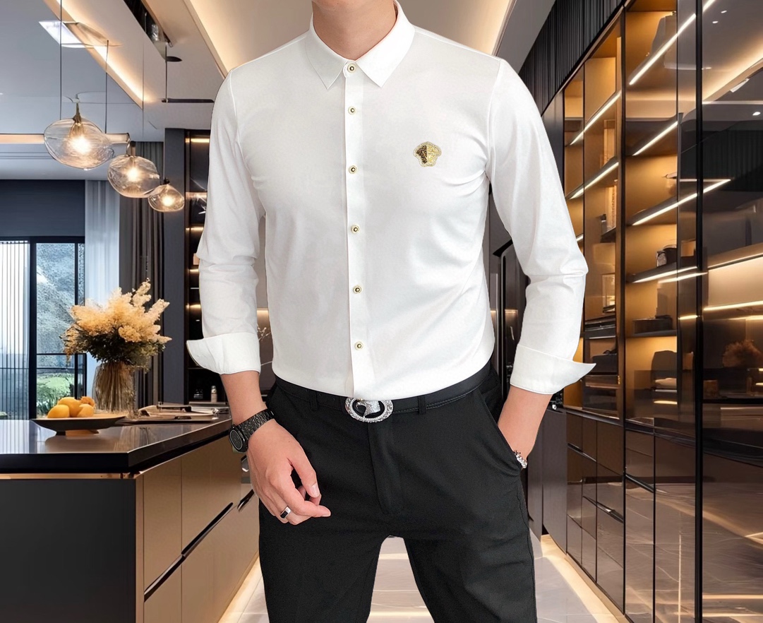NO:124023,V*rsace 2025 early spring new men's original single casual long-sleeved shirt is released simultaneously on the official website. Simple, fashionable and versatile, high-end quality seamless cutting and edging, hot-screwing Medusa logo pattern design Custom imported Jinmintian silk cotton fabric with high elasticity, no wrinkles, customized hardware accessories, comfortable to wear, breathable, high grade and texture, simple and generous, fashionable and unique, casual, handsome and stylish, showing the temperament of a big brand. Size M-4XL (maximum wearable about 195 kilograms, please report height and weight to place an order) shipped the next day, versace, shirts, alexander wang19860909V*rsace 范思哲2025早春新款男士原单休闲长袖衬衫 官网同步发售 简洁时尚百搭 高端品质无缝切割包边 烫印美杜莎logo图案设计 定制进口锦氨天丝棉面料 弹力大 不起皱 定制五金辅料 穿着舒适 透气 档次高很有质感 简单大方得体 时尚不失个性 上身休闲随性 帅气有型 彰显大牌气质.尺码M-4XL（最大可穿195斤左右 下单请报身高体重)隔天出货,,versace,shirts,alexander wang,Men's clothing