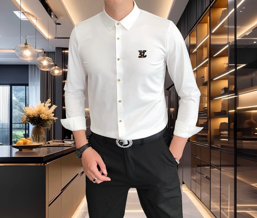 NO:124026,LV Louis Vuitton 2025 early spring new men's original single casual long-sleeved shirt is released simultaneously on the official website. Simple, fashionable and versatile. High-end quality seamless cutting and edging. Hot stamping logo pattern design. Custom imported Jinmintian silk cotton fabric with high elasticity and no wrinkles. Customized hardware accessories. Comfortable and breathable. High grade and texture. Simple and generous. Fashionable and individual. The upper body is casual and casual. Handsome and stylish. Show the temperament of a big brand. Size M-4XL (maximum wearable about 195 kilograms. Please report your height and weight to place an order) shipped the next day,,louis vuitton,louis vuitton,shirts,alexander wang19860909LV 路易威登2025早春新款男士原单休闲长袖衬衫 官网同步发售 简洁时尚百搭 高端品质无缝切割包边 烫印logo图案设计 定制进口锦氨天丝棉面料 弹力大 不起皱 定制五金辅料 穿着舒适 透气 档次高很有质感 简单大方得体 时尚不失个性 上身休闲随性 帅气有型 彰显大牌气质.尺码M-4XL（最大可穿195斤左右 下单请报身高体重)隔天出货,,louis vuitton,louis vuitton,shirts,alexander wang,Men's clothing