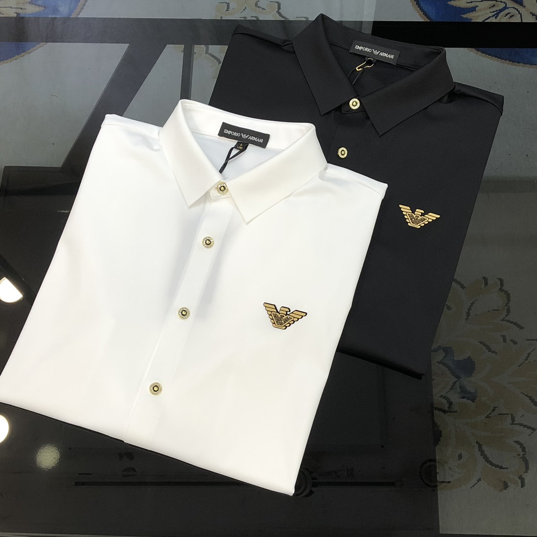 NO:124028,A*mani Armani new men's original single casual long-sleeved shirt is released simultaneously on the official website. Simple, fashionable and versatile. High-end quality seamless cutting edge. Hot-printed Feiying logo pattern design. Custom imported Jinmintian silk cotton fabric with high elasticity and no wrinkles. Customized hardware accessories. Comfortable and breathable. High-grade and texture. Simple and generous. Fashionable and personalized. The upper body is casual and casual. Handsome and stylish. Show the temperament of a big brand. Size M-4XL (maximum wearable about 195 kilograms. Please report your height and weight to place an order) Black white,,armani,shirts,alexander wang19860909A*mani 阿玛尼新款男士原单休闲长袖衬衫 官网同步发售 简洁时尚百搭 高端品质无缝切割包边 胸前烫印飞鹰logo图案设计 定制进口锦氨天丝棉面料 弹力大 不起皱 定制五金辅料 穿着舒适 透气 档次高很有质感 简单大方得体 时尚不失个性 上身休闲随性 帅气有型 彰显大牌气质.尺码M-4XL（最大可穿195斤左右 下单请报身高体重)黑色 白色,,armani,shirts,alexander wang,Men's clothing