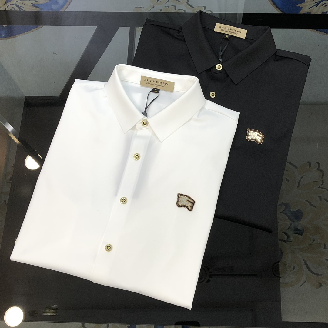 NO:124020,BURBE** Burberry's new men's original single casual long-sleeved shirt is released simultaneously on the official website. Simple, fashionable and versatile. High-end quality seamless cutting and edging. Hot-marked war horse logo pattern design. Custom imported Jinmintian silk cotton fabric with high elasticity and no wrinkles. Customized hardware accessories. Comfortable and breathable. High-grade and textured. Simple and generous. Fashionable and personalized. The upper body is casual and casual. Handsome and stylish. Show the temperament of a big brand. Size M-4XL (maximum wearable about 195 kilograms. Please report your height and weight to place an order) Black white, burberry, burberry, shirts, alexander wang19860909BURBE** 巴宝莉新款男士原单休闲长袖衬衫 官网同步发售 简洁时尚百搭 高端品质无缝切割包边 胸前烫印战马logo图案设计 定制进口锦氨天丝棉面料 弹力大 不起皱 定制五金辅料 穿着舒适 透气 档次高很有质感 简单大方得体 时尚不失个性 上身休闲随性 帅气有型 彰显大牌气质.尺码M-4XL（最大可穿195斤左右 下单请报身高体重)黑色 白色,,burberry,burberry,shirts,alexander wang,Men's clothing