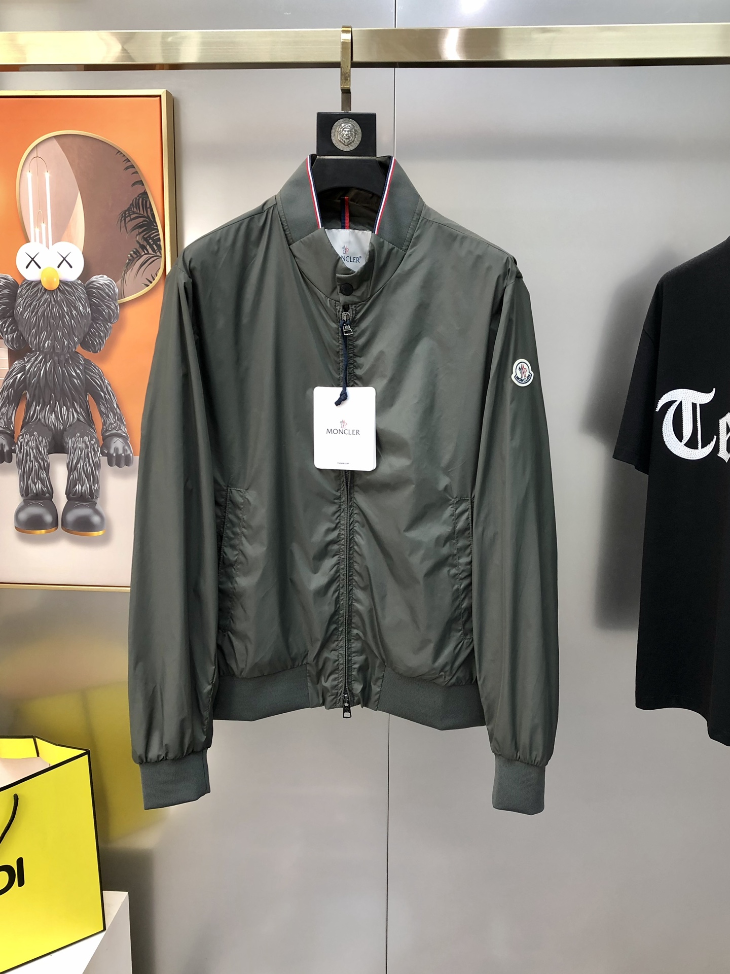 NO:125573,M*ncler 2025 early spring new style original single men's windbreaker jacket jacket sold simultaneously on the official website. Hot style, fashionable and versatile, sleeve embroidered logo design, using original imported polyester fiber knitted cotton fabric, soft and delicate, comfortable upper body, customer-supplied original imported engraving hardware accessories, the OEM factory made the fine lines smooth, the craftsmanship is exquisite, the style is superb, and the random matching is very fashionable and handsome, and highly recommended!  Counter size 1-6 = M-4XL (maximum size can be worn about 200 kilograms. Please report your height and weight to place an order) Shipping the next day, christian louboutin, Moncler, jackets & coats, jackets & coats, alexander wang19860909M*ncler 蒙口2025早春新款原单男士风衣夹克外套 官网同步售卖 爆款 时尚百搭 袖上绣logo标设计 采用原版进口聚酯纤维针织棉面料 手感柔软细腻 上身舒适 客供原版进口刻字五金辅料配件,代工厂精细做线条流畅,工艺精致,版型超赞,随意搭配都非常时尚帅气强烈推荐哦！专柜尺码1-6码=M-4XL（最大码可穿200斤左右 下单请报身高体重) 隔天出货,,christian louboutin,Moncler,jackets & coats,jackets & coats,alexander wang,Men's clothing