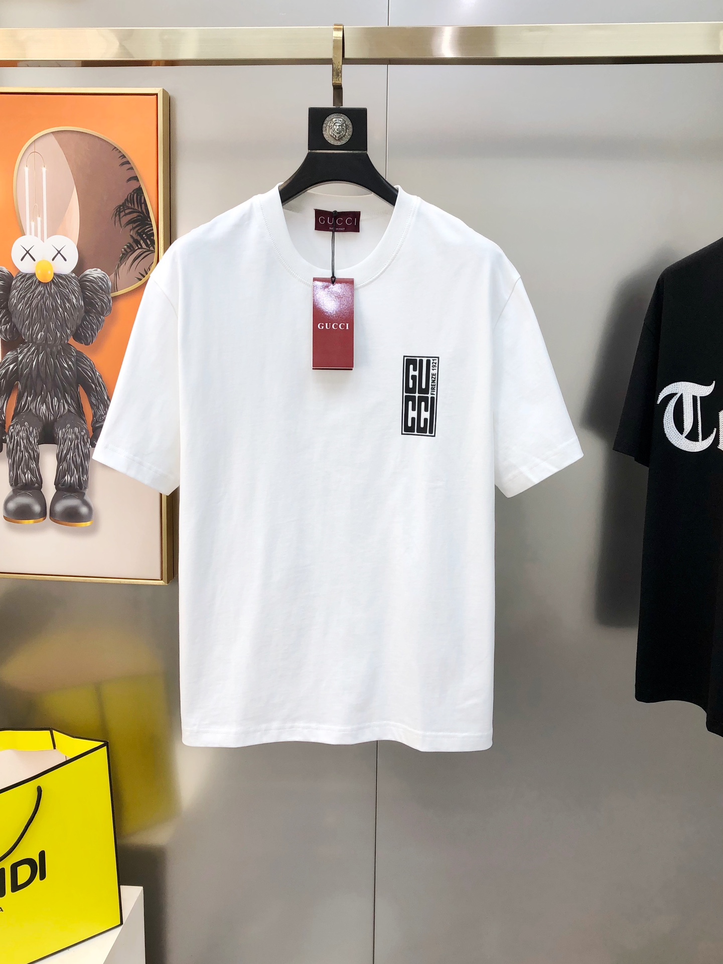 NO:125569,G*cci Guqi 2025 spring and summer new style original single men's round neck short-sleeved T-shirt sold simultaneously in counters Hot high-end quality High-version OS wide version Printed letter logo design with front and back of chest, customized imported double-strand pure cotton fabric, soft and delicate, skin-friendly and comfortable to wear, OEM finely made on the upper body very handsome and stylish Three-standard size XS-XL (large, maximum size can be worn about 200 kilograms, please report height and weight to place an order) Black White Shipping the next day, T-shirt,tees,t-shirt,alexander wang19860909G*cci 古齐2025春夏新款原单男士圆领短袖T恤 专柜同步售卖 爆款高端品质 高版本 OS版型阔版 胸前后背印胶字母logo设计 定制进口双股纯棉面料 手感柔软细腻 穿着亲肤舒适 代工厂精细做上身非常帅气有型 三标齐 全 尺码XS-XL（偏大 最大码可穿200斤左右 下单请报身高体重) 黑色 白色 隔天出货,,T-shirt,tees，t-shirt,alexander wang,Men's clothing