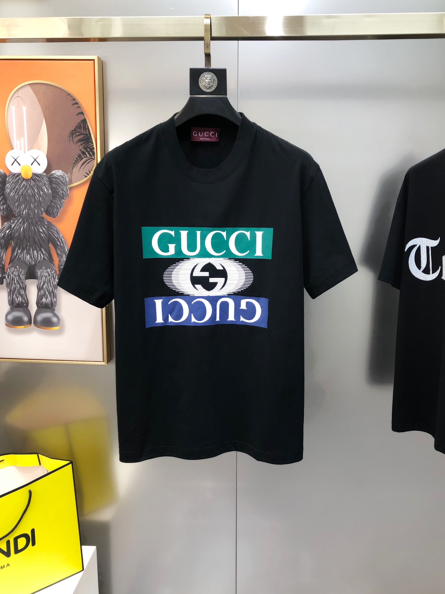 NO:125576,G*cci Guqi 2025 spring and summer new style original single men's round neck short-sleeved T-shirt sold simultaneously in counters Hot high-end quality High-version OS style wide version Printed offset printing logo design Custom imported double-strand pure cotton fabric Soft and delicate touch, skin-friendly and comfortable to wear The OEM is finely made in the upper body very handsome and stylish Three-standard full Size XS-XL (large maximum size can be worn about 200 kilograms. Please report height and weight when placing an order) Black White Shipping the next day, T-shirt,tees,t-shirt,alexander wang19860909G*cci 古齐2025春夏新款原单男士圆领短袖T恤 专柜同步售卖 爆款高端品质 高版本 OS版型阔版 印胶印花logo设计 定制进口双股纯棉面料 手感柔软细腻 穿着亲肤舒适 代工厂精细做上身非常帅气有型 三标齐 全 尺码XS-XL（偏大 最大码可穿200斤左右 下单请报身高体重) 黑色 白色 隔天出货,,T-shirt,tees，t-shirt,alexander wang,Men's clothing