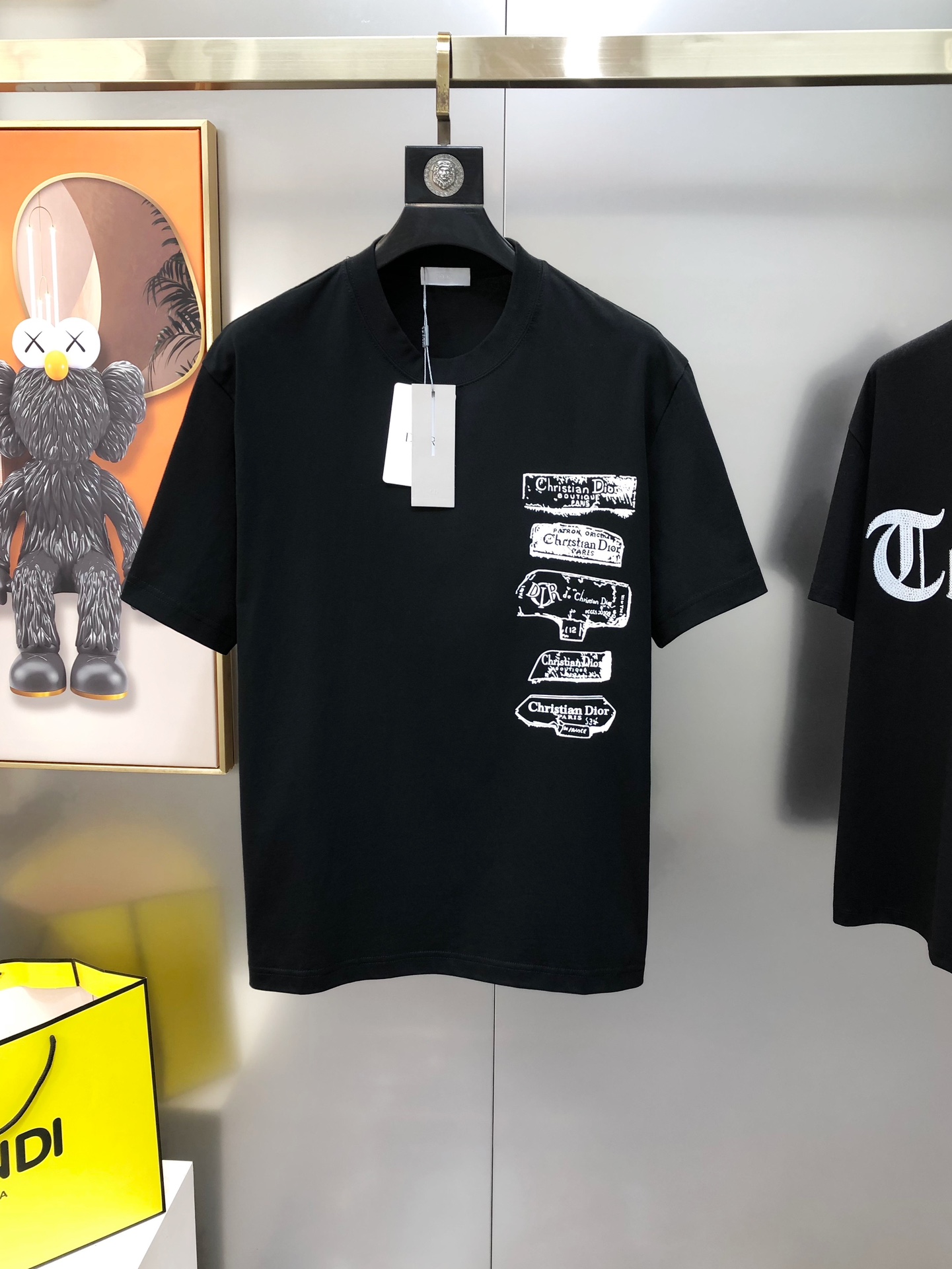 NO:125574,D*or Dior 2025 spring and summer new original single men's round neck short-sleeved T-shirt sold simultaneously in counters Hot high-end quality High-version OS wide version Printed offset printing logo design Custom imported double-strand pure cotton fabric Soft and delicate touch, skin-friendly and comfortable to wear The OEM is finely made in the upper body very handsome and stylish Three-standard size Full Size XS-XL (large, maximum size can be worn about 200 pounds. Please report height and weight when placing an order) Black White Shipping the next day, Dior, T-shirt,tees, t-shirt,alexander wang19860909D*or 迪奥2025春夏新款原单男士圆领短袖T恤 专柜同步售卖 爆款高端品质 高版本 OS版型阔版 印胶印花logo设计 定制进口双股纯棉面料 手感柔软细腻 穿着亲肤舒适 代工厂精细做上身非常帅气有型 三标齐 全 尺码XS-XL（偏大 最大码可穿200斤左右 下单请报身高体重) 黑色 白色 隔天出货,,dior,T-shirt,tees，t-shirt,alexander wang,Men's clothing