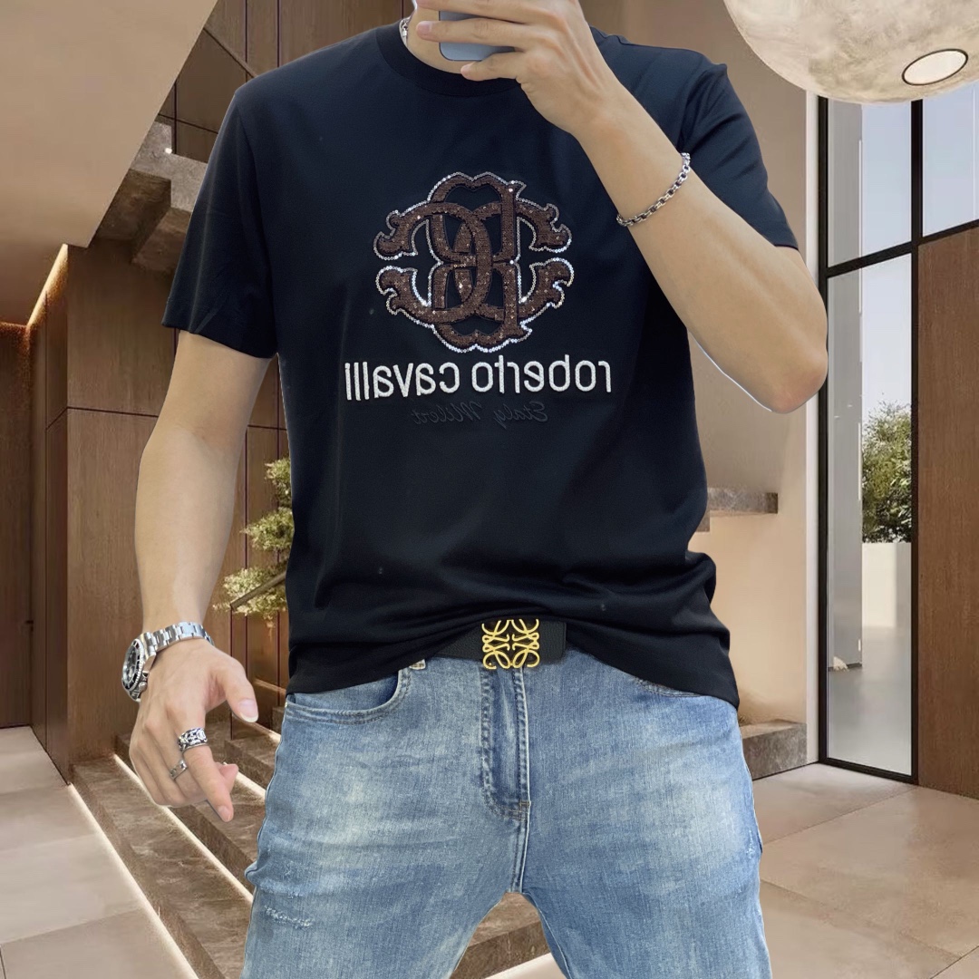 NO:125521,Cavalli's new spring and summer 2025 original single men's round neck short-sleeved T-shirt, high-end customization, fashionable and versatile, sold at the counter, printed letter logo design, customized imported double mercerized cotton fabric, skin-friendly and comfortable to wear, the fabric is soft and breathable, and it feels very delicate to touch. The inner part is all made of single-needle edge locking process!  It can ensure that the dress does not deform!  Decent cut, without any sense of restraint, OEM factory workmanship shows temperament and classy, ​​very handsome upper body size M-4XL (maximum size can be worn about 195 kilograms. Please report height and weight to place an order), T-shirt,tees, t-shirt,alexander wang19860909卡沃利2025春夏新款原单男士圆领短袖T恤 高端定制 时尚百搭 柜台同步售卖 印胶字母logo设计 客供定制进口双丝光棉面料,穿着亲肤舒适 面料柔软透气 摸上去非常细腻的感觉.内里全部采用单针锁边工艺！能够确保穿着不变形！裁剪得体,没有任何束缚感,代工厂做工精细 显气质 显档次 上身非常帅气 尺码M-4XL（最大码可穿195斤左右 下单请报身高体重),,T-shirt,tees，t-shirt,alexander wang,Men's clothing