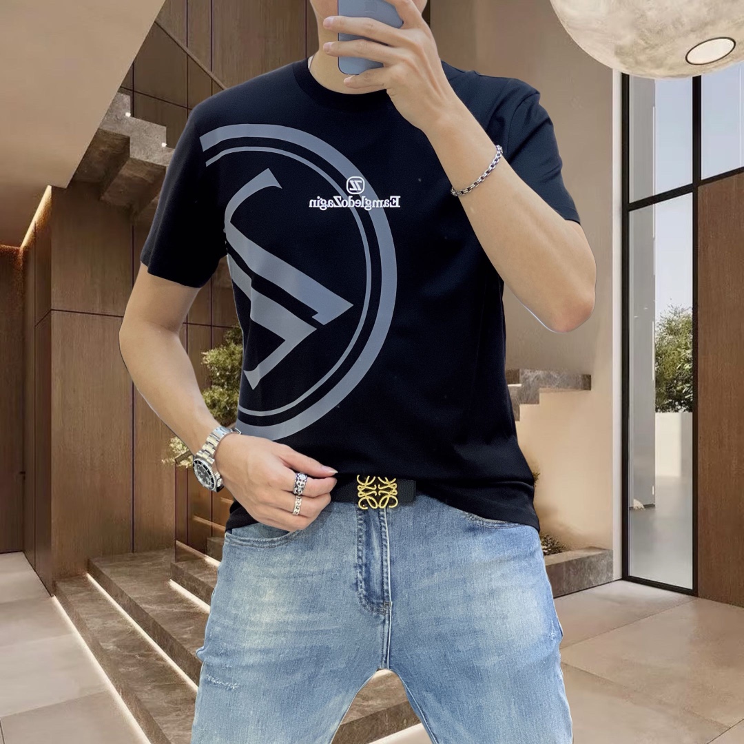 NO:125524,Z*gna 2025 spring and summer new original single men's round neck short-sleeved T-shirt, high-end customization, fashionable and versatile, sold at the counter, printed letter logo pattern design, customized imported double mercerized cotton fabric, skin-friendly and comfortable to wear, the fabric is soft and breathable, and it feels very delicate to touch. The inner part is all made of single-needle edge locking process!  It can ensure that the dress does not deform!  Decent cut, no sense of restraint, OEM factory workmanship shows temperament and classy, ​​very handsome upper body size M-4XL (maximum size can be worn about 195 kilograms. Please report height and weight to place an order), zegna, T-shirt,tees, t-shirt,alexander wang19860909Z*gna 杰尼亚2025春夏新款原单男士圆领短袖T恤 高端定制 时尚百搭 柜台同步售卖 印胶字母logo图案设计 客供定制进口双丝光棉面料,穿着亲肤舒适 面料柔软透气 摸上去非常细腻的感觉.内里全部采用单针锁边工艺！能够确保穿着不变形！裁剪得体,没有任何束缚感,代工厂做工精细 显气质 显档次 上身非常帅气 尺码M-4XL（最大码可穿195斤左右 下单请报身高体重),,zegna,T-shirt,tees，t-shirt,alexander wang,Men's clothing