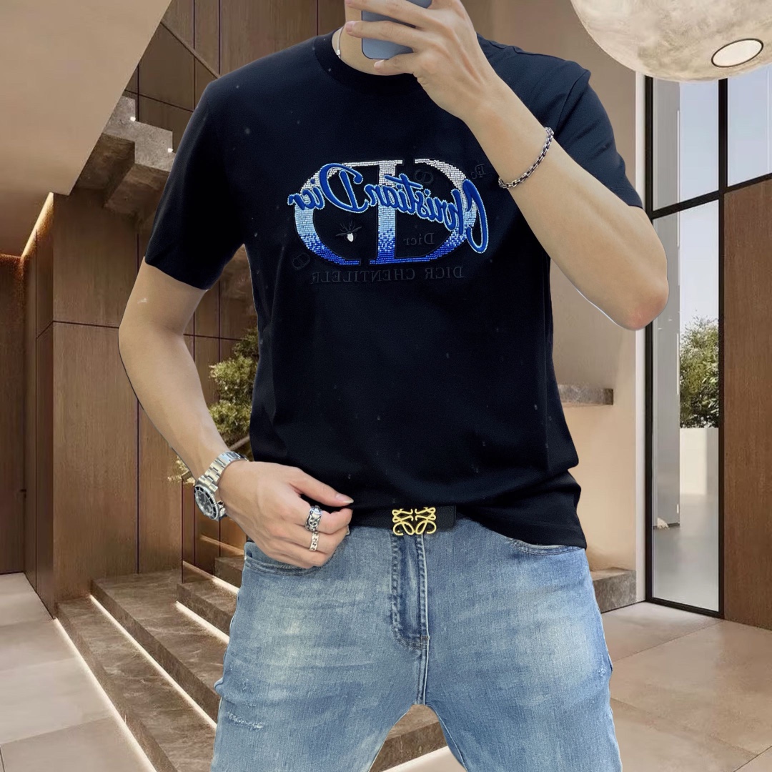 NO:125527,D*or Dior 2025 spring and summer new original single men's round neck short-sleeved T-shirt, high-end customization, fashionable and versatile, sold at the counter simultaneously, three-dimensional embroidered letter logo pattern design, customized imported double mercerized cotton fabric, skin-friendly and comfortable to wear, the fabric is soft and breathable, and it feels very delicate to touch. The inner part is all made of single-needle edge locking process!  It can ensure that the dress does not deform!  Decent cut, no sense of restraint, OEM factory workmanship shows temperament and classy, ​​very handsome upper body size M-4XL (maximum size can be worn about 195 kilograms. Please report height and weight to place an order),,dior,T-shirt,tees,t-shirt,alexander wang19860909D*or 迪奥2025春夏新款原单男士圆领短袖T恤 高端定制 时尚百搭 柜台同步售卖 立体刺绣字母logo图案设计 客供定制进口双丝光棉面料,穿着亲肤舒适 面料柔软透气 摸上去非常细腻的感觉.内里全部采用单针锁边工艺！能够确保穿着不变形！裁剪得体,没有任何束缚感,代工厂做工精细 显气质 显档次 上身非常帅气 尺码M-4XL（最大码可穿195斤左右 下单请报身高体重),,dior,T-shirt,tees，t-shirt,alexander wang,Men's clothing