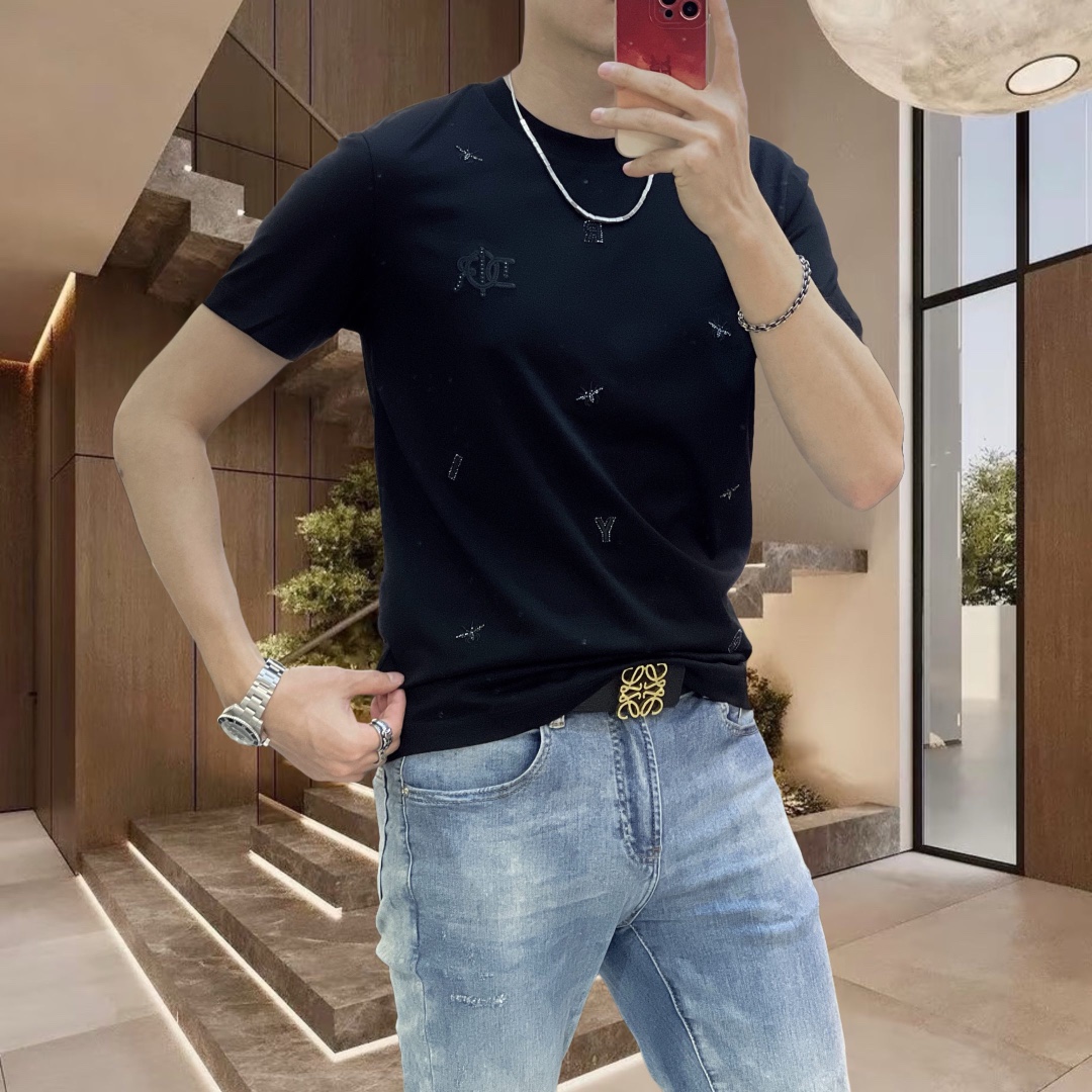 NO:125529,D*or Dior 2025 spring and summer new original single men's round neck short-sleeved T-shirt, high-end customization, fashionable and versatile, sold at the counter simultaneously, three-dimensional embroidered letters, little bee logo pattern design, customized imported double mercerized cotton fabric, skin-friendly and comfortable to wear, the fabric is soft and breathable, and it feels very delicate to touch. The inner part is all made of single-needle edge locking process!  It can ensure that the dress does not deform!  Decent cut, no sense of restraint, OEM factory workmanship shows temperament and classy, ​​very handsome upper body size M-4XL (maximum size can be worn about 195 kilograms. Please report height and weight to place an order),,dior,T-shirt,tees,t-shirt,alexander wang19860909D*or 迪奥2025春夏新款原单男士圆领短袖T恤 高端定制 时尚百搭 柜台同步售卖 立体刺绣字母小蜜蜂logo图案设计 客供定制进口双丝光棉面料,穿着亲肤舒适 面料柔软透气 摸上去非常细腻的感觉.内里全部采用单针锁边工艺！能够确保穿着不变形！裁剪得体,没有任何束缚感,代工厂做工精细 显气质 显档次 上身非常帅气 尺码M-4XL（最大码可穿195斤左右 下单请报身高体重),,dior,T-shirt,tees，t-shirt,alexander wang,Men's clothing