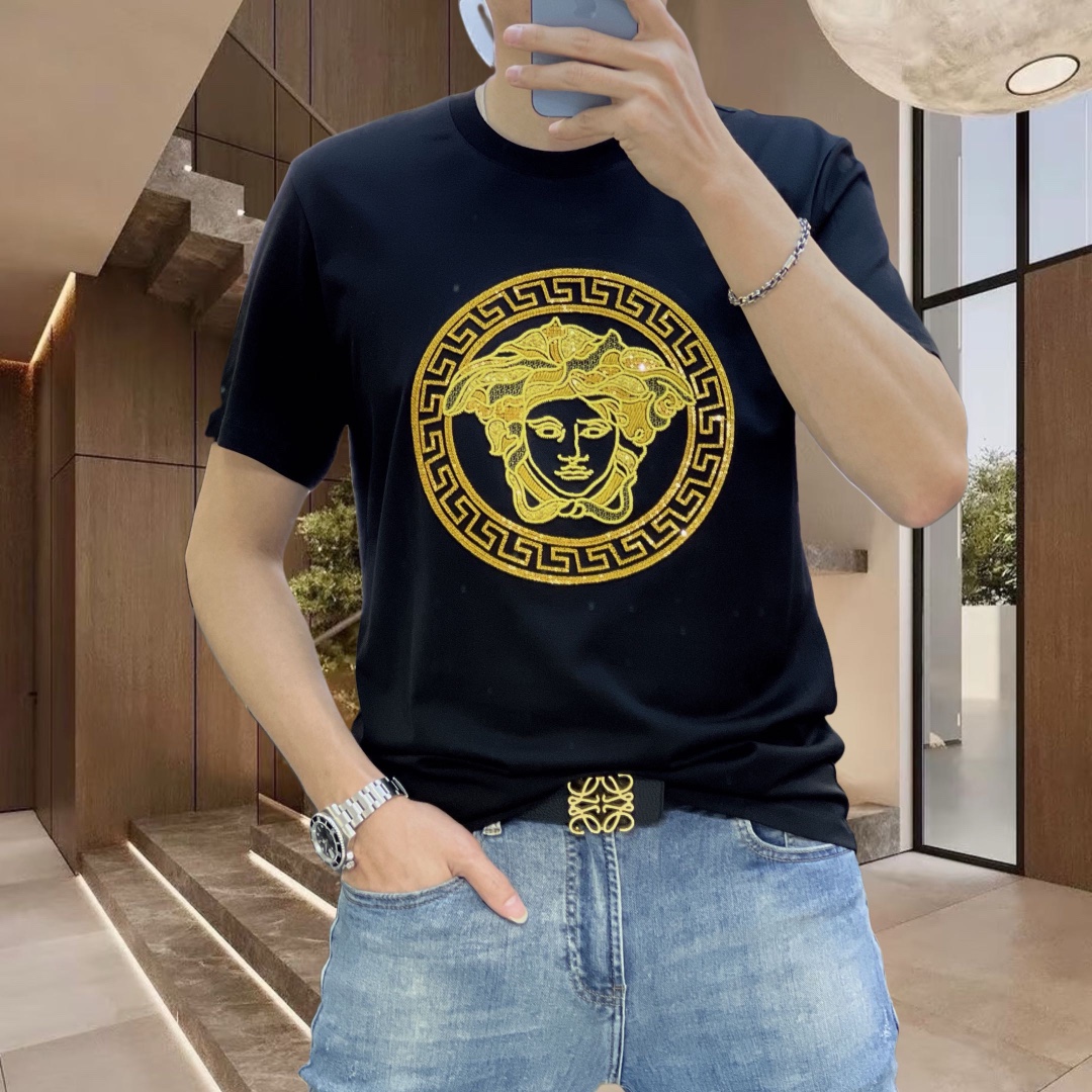 NO:125533,V*rsace Versace 2025 spring and summer new original single men's round neck short-sleeved T-shirt, high-end customization, fashionable and versatile, sold at the counter simultaneously, three-dimensional embroidered Medusa logo pattern design, customized imported double mercerized cotton fabric, skin-friendly and comfortable to wear, the fabric is soft and breathable, and it feels very delicate to touch. The inner part is all made of single-needle edge locking process!  It can ensure that the dress does not deform!  Decent cut, no sense of restraint, OEM factory workmanship shows temperament and classy, ​​very handsome upper body size M-4XL (maximum size can be worn about 195 kilograms. Please report height and weight to place an order), versace, T-shirt,tees, t-shirt,alexander wang19860909V*rsace 范思哲2025春夏新款原单男士圆领短袖T恤 高端定制 时尚百搭 柜台同步售卖 立体刺绣美杜莎logo图案设计 客供定制进口双丝光棉面料,穿着亲肤舒适 面料柔软透气 摸上去非常细腻的感觉.内里全部采用单针锁边工艺！能够确保穿着不变形！裁剪得体,没有任何束缚感,代工厂做工精细 显气质 显档次 上身非常帅气 尺码M-4XL（最大码可穿195斤左右 下单请报身高体重),,versace,T-shirt,tees，t-shirt,alexander wang,Men's clothing