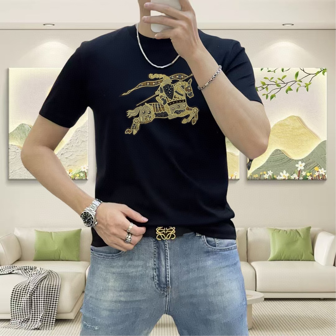 NO:125546,BURBE** Burberry 2025 spring and summer new original single men's round neck short-sleeved T-shirt, high-end customization, fashionable and versatile, sold at the counter, three-dimensional printing glue and diamond war horse logo pattern design, customized imported Tiansi liquid ammonia cotton fabric, skin-friendly and comfortable to wear, the fabric is soft and breathable, and it feels very delicate to touch. The inner part is all made of single-needle edge locking process!  It can ensure that the dress does not deform!  Decent cut, no sense of restraint, OEM factory workmanship shows temperament and classy, ​​very handsome upper body size M-4XL (maximum size can be worn about 195 kilograms. Please report height and weight to place an order), burberry, burberry, T-shirt, tees, t-shirt, alexander wang19860909BURBE** 巴宝莉2025春夏新款原单男士圆领短袖T恤 高端定制 时尚百搭 柜台同步售卖 立体印胶烫钻战马logo图案设计 客供定制进口天丝液氨棉面料,穿着亲肤舒适 面料柔软透气 摸上去非常细腻的感觉.内里全部采用单针锁边工艺！能够确保穿着不变形！裁剪得体,没有任何束缚感,代工厂做工精细 显气质 显档次 上身非常帅气 尺码M-4XL（最大码可穿195斤左右 下单请报身高体重),,burberry,burberry,T-shirt,tees，t-shirt,alexander wang,Men's clothing