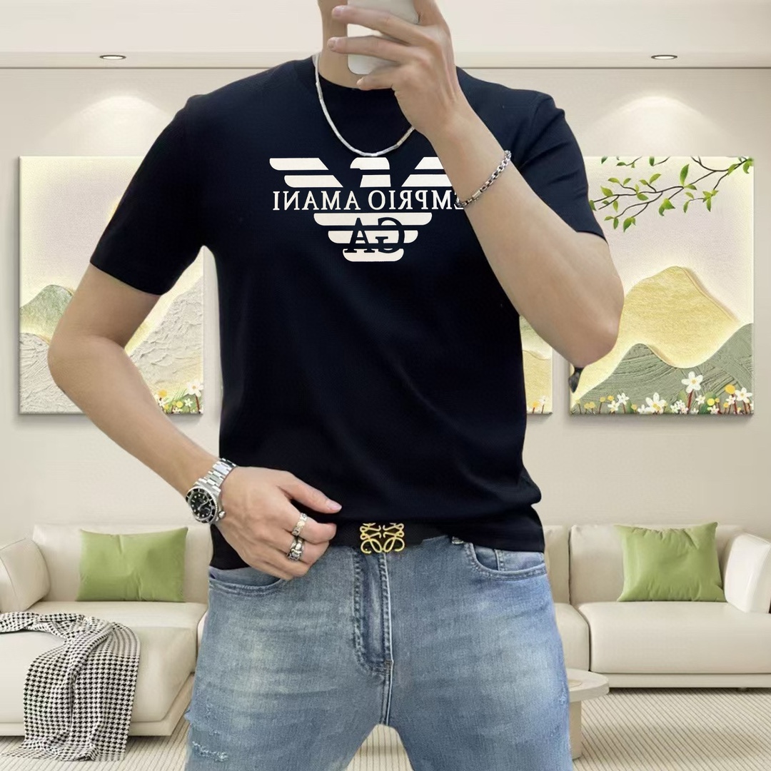 NO:125534,A*mani Armani 2025 spring and summer new original single men's round neck short-sleeved T-shirt, high-end customization, fashionable and versatile, sold at the counter simultaneously, three-dimensional printed glue letters, Feiying logo design, customer-supplied customized imported Tiansi liquid ammonia cotton fabric, skin-friendly and comfortable to wear, the fabric is soft and breathable, and it feels very delicate to touch. The inner part is all made of single-needle edge locking process!  It can ensure that the dress does not deform!  Decent cut, no sense of restraint, OEM factory workmanship shows temperament and classy, ​​very handsome upper body size M-4XL (maximum size can be worn about 195 kilograms. Please report height and weight to place an order), Armani, T-shirt,tees, t-shirt,alexander wang19860909A*mani 阿玛尼2025春夏新款原单男士圆领短袖T恤 高端定制 时尚百搭 柜台同步售卖 立体印胶字母飞鹰logo设计 客供定制进口天丝液氨棉面料,穿着亲肤舒适 面料柔软透气 摸上去非常细腻的感觉.内里全部采用单针锁边工艺！能够确保穿着不变形！裁剪得体,没有任何束缚感,代工厂做工精细 显气质 显档次 上身非常帅气 尺码M-4XL（最大码可穿195斤左右 下单请报身高体重),,armani,T-shirt,tees，t-shirt,alexander wang,Men's clothing