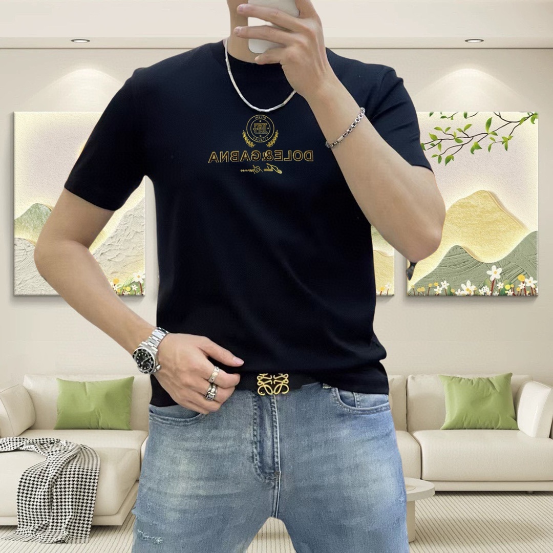 NO:125542,DG Dolce & Gabbana 2025 spring and summer new original single men's round neck short-sleeved T-shirt, high-end customization, fashionable and versatile, sold at the counter, three-dimensional printed glue letter logo design, customized imported Tiansi liquid ammonia cotton fabric, skin-friendly and comfortable to wear, the fabric is soft and breathable, and it feels very delicate to touch. The inner part is all made of single-needle edge locking process!  It can ensure that the dress does not deform!  Decent cut, no sense of restraint, OEM factory workmanship shows temperament, classy, ​​very handsome upper body size M-4XL (maximum size can be worn about 195 kilograms. Please report height and weight to place an order), Dolce&Gabbana, Dolce&Gabbana, T-shirt,tees, t-shirt,alexander wang19860909DG 杜嘉班纳2025春夏新款原单男士圆领短袖T恤 高端定制 时尚百搭 柜台同步售卖 立体印胶字母logo设计 客供定制进口天丝液氨棉面料,穿着亲肤舒适 面料柔软透气 摸上去非常细腻的感觉.内里全部采用单针锁边工艺！能够确保穿着不变形！裁剪得体,没有任何束缚感,代工厂做工精细 显气质 显档次 上身非常帅气 尺码M-4XL（最大码可穿195斤左右 下单请报身高体重),,Dolce&Gabbana,Dolce&Gabbana,T-shirt,tees，t-shirt,alexander wang,Men's clothing