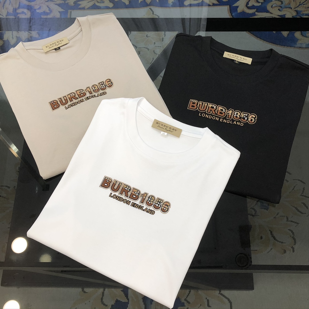NO:125570,BURBE** Burberry 2025 spring and summer new original single men's round neck short-sleeved T-shirt, high-end customization, fashionable and versatile, sold at the counter, printed letter logo pattern design, customized imported jade silk fabric, skin-friendly and comfortable to wear, the fabric is soft and breathable, and it feels very delicate to touch. The inner part is all made of single-needle edge locking process!  It can ensure that the dress does not deform!  Decent cut, no sense of restraint, OEM factory workmanship shows temperament and classy, ​​very handsome upper body size M-4XL (maximum size can be worn about 195 kilograms. Please report height and weight to place an order) Black and white Khaki, burberry, burberry, T-shirt, tees, t-shirt, alexander wang19860909BURBE** 巴宝莉2025春夏新款原单男士圆领短袖T恤 高端定制 时尚百搭 柜台同步售卖 印胶字母logo图案设计 客供定制进口玉蚕丝面料,穿着亲肤舒适 面料柔软透气 摸上去非常细腻的感觉.内里全部采用单针锁边工艺！能够确保穿着不变形！裁剪得体,没有任何束缚感,代工厂做工精细 显气质 显档次 上身非常帅气 尺码M-4XL（最大码可穿195斤左右 下单请报身高体重) 黑色 白色 卡其色,,burberry,burberry,T-shirt,tees，t-shirt,alexander wang,Men's clothing