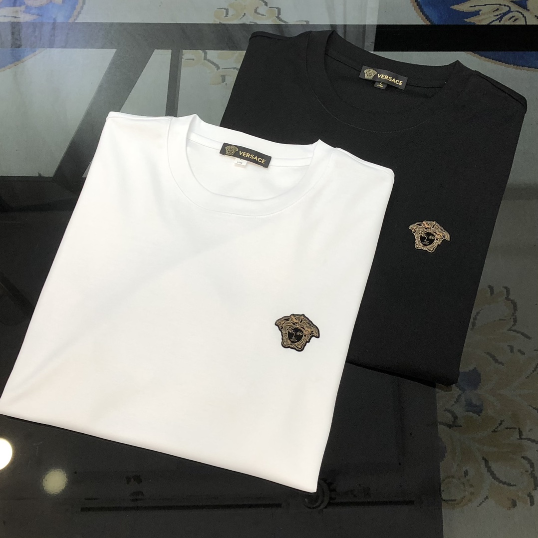 NO:125584,V*rsace Versace 2025 spring and summer new original single men's round neck short-sleeved T-shirt, high-end customization, fashionable and versatile, sold at the counter, printed glue Medusa logo pattern design, customized imported jade silk fabric, skin-friendly and comfortable to wear, the fabric is soft and breathable, and it feels very delicate to touch. The inner part is all made of single-needle edge locking process!  It can ensure that the dress does not deform!  Decent cut, without any sense of restraint, OEM factory workmanship shows temperament and classy, ​​very handsome upper body size M-4XL (maximum size can be worn about 195 catties. Please report height and weight to place an order) Black White, versace, T-shirt,tees, t-shirt,alexander wang19860909V*rsace 范思哲2025春夏新款原单男士圆领短袖T恤 高端定制 时尚百搭 柜台同步售卖 印胶美杜莎logo图案设计 客供定制进口玉蚕丝面料,穿着亲肤舒适 面料柔软透气 摸上去非常细腻的感觉.内里全部采用单针锁边工艺！能够确保穿着不变形！裁剪得体,没有任何束缚感,代工厂做工精细 显气质 显档次 上身非常帅气 尺码M-4XL（最大码可穿195斤左右 下单请报身高体重) 黑色 白色,,versace,T-shirt,tees，t-shirt,alexander wang,Men's clothing