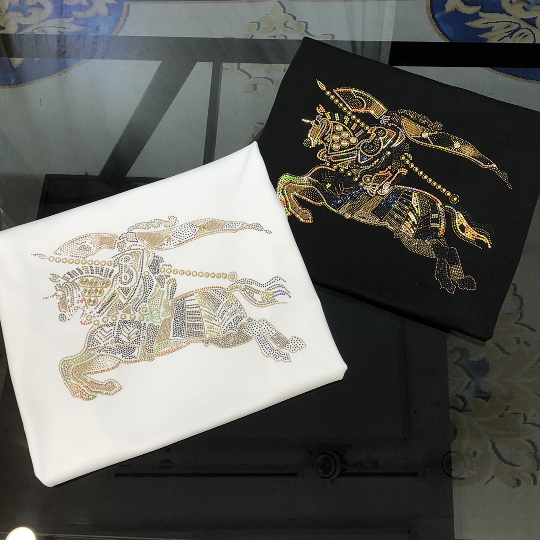 NO:125575,BURBE** Burberry 2025 spring and summer new original single men's round neck short-sleeved T-shirt, high-end customization, fashionable and versatile, sold at the counter, laser hot diamond war horse logo pattern design, customized imported jade silk fabric, skin-friendly and comfortable to wear, the fabric is soft and breathable, and it feels very delicate to touch. The inside is all made of single-needle edge locking process!  It can ensure that the dress does not deform!  Decent cut, no sense of restraint, OEM factory workmanship shows temperament and classy, ​​very handsome upper body size M-4XL (maximum size can be worn about 195 catties. Please report height and weight to place an order) Black White, burberry, burberry, T-shirt, tees, t-shirt, alexander wang19860909BURBE** 巴宝莉2025春夏新款原单男士圆领短袖T恤 高端定制 时尚百搭 柜台同步售卖 镭射烫钻战马logo图案设计 客供定制进口玉蚕丝面料,穿着亲肤舒适 面料柔软透气 摸上去非常细腻的感觉.内里全部采用单针锁边工艺！能够确保穿着不变形！裁剪得体,没有任何束缚感,代工厂做工精细 显气质 显档次 上身非常帅气 尺码M-4XL（最大码可穿195斤左右 下单请报身高体重) 黑色 白色,,burberry,burberry,T-shirt,tees，t-shirt,alexander wang,Men's clothing