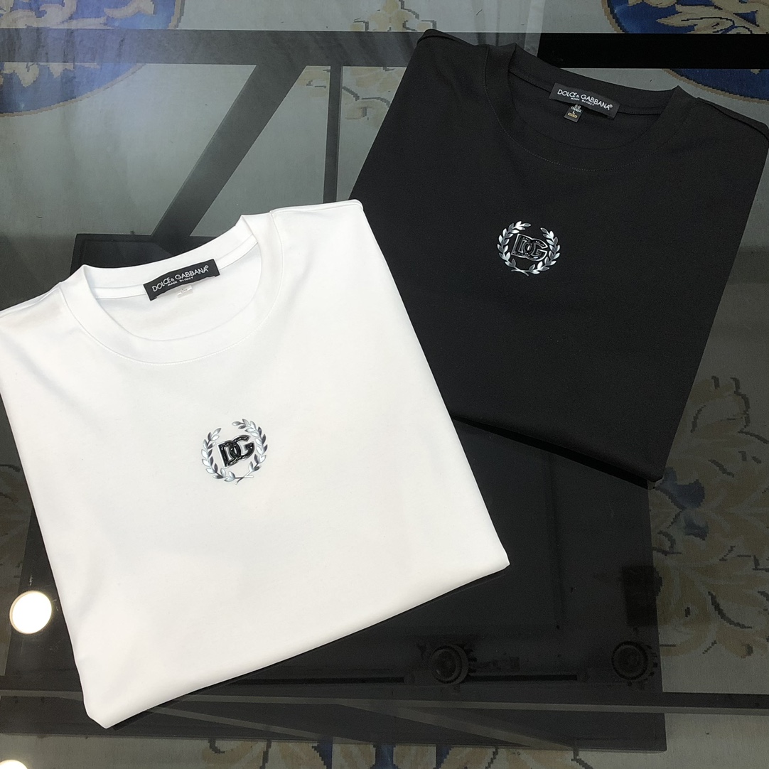 NO:125572,DG Dolce & Gabbana 2025 spring and summer new original single men's round neck short-sleeved T-shirt, high-end customization, fashionable and versatile, sold at the counter, printed logo pattern design, customized imported jade silk fabric, skin-friendly and comfortable to wear, the fabric is soft and breathable, and it feels very delicate to touch. The inner part is all made of single-needle edge locking process!  It can ensure that the dress does not deform!  Decent cut, no sense of restraint, OEM factory workmanship shows temperament and classy, ​​very handsome upper body size M-4XL (maximum size can be worn about 195 catties. Please report height and weight to place an order) Black White, Dolce&Gabbana, Dolce&Gabbana, T-shirt,tees, t-shirt,alexander wang19860909DG 杜嘉班纳2025春夏新款原单男士圆领短袖T恤 高端定制 时尚百搭 柜台同步售卖 印胶logo图案设计 客供定制进口玉蚕丝面料,穿着亲肤舒适 面料柔软透气 摸上去非常细腻的感觉.内里全部采用单针锁边工艺！能够确保穿着不变形！裁剪得体,没有任何束缚感,代工厂做工精细 显气质 显档次 上身非常帅气 尺码M-4XL（最大码可穿195斤左右 下单请报身高体重) 黑色 白色,,Dolce&Gabbana,Dolce&Gabbana,T-shirt,tees，t-shirt,alexander wang,Men's clothing