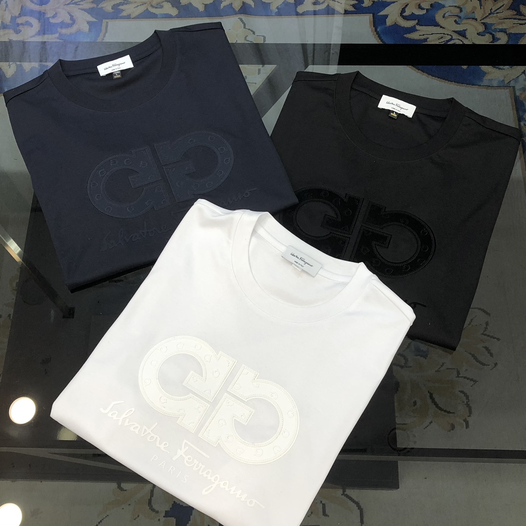 NO:125578,Ferragamo 2025 spring and summer new style original single men's round neck short-sleeved T-shirt, high-end customization, fashionable and versatile, sold at the counter, printed letter logo pattern design, customized imported jade silk fabric, skin-friendly and comfortable to wear, the fabric is soft and breathable, and it feels very delicate to touch. The inner part is all made of single-needle edge locking process!  It can ensure that the dress does not deform!  Decent cut, without any sense of restraint, OEM factory workmanship shows temperament and classy, ​​very handsome upper body size M-4XL (maximum size can be worn about 195 catties. Please report height and weight to place an order) Black Navy Blue White, ferragamo, T-shirt,tees, t-shirt,alexander wang19860909菲拉格慕2025春夏新款原单男士圆领短袖T恤 高端定制 时尚百搭 柜台同步售卖 印胶字母logo图案设计 客供定制进口玉蚕丝面料,穿着亲肤舒适 面料柔软透气 摸上去非常细腻的感觉.内里全部采用单针锁边工艺！能够确保穿着不变形！裁剪得体,没有任何束缚感,代工厂做工精细 显气质 显档次 上身非常帅气 尺码M-4XL（最大码可穿195斤左右 下单请报身高体重) 黑色 藏青色 白色,,ferragamo,T-shirt,tees，t-shirt,alexander wang,Men's clothing