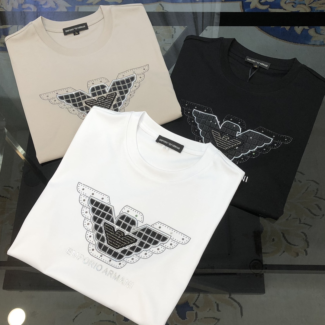 NO:125562,A*mani Armani 2025 spring and summer new original single men's round neck short-sleeved T-shirt, high-end customization, fashionable and versatile, sold at the counter simultaneously, three-dimensional printed glue-printed letters, Feiying logo pattern design, customized imported jade silk fabric, skin-friendly and comfortable to wear, the fabric is soft and breathable, and it feels very delicate to touch. The inner part is all made of single-needle edge locking process!  It can ensure that the dress does not deform!  Decent cut, no sense of restraint, OEM factory workmanship shows temperament and classy, ​​very handsome upper body size M-4XL (maximum size can be worn about 195 catties. Please report height and weight to place an order) Black White Khaki, Armani, T-shirt,tees, t-shirt,alexander wang19860909A*mani 阿玛尼2025春夏新款原单男士圆领短袖T恤 高端定制 时尚百搭 柜台同步售卖 立体印胶烫印字母飞鹰logo图案设计 客供定制进口玉蚕丝面料,穿着亲肤舒适 面料柔软透气 摸上去非常细腻的感觉.内里全部采用单针锁边工艺！能够确保穿着不变形！裁剪得体,没有任何束缚感,代工厂做工精细 显气质 显档次 上身非常帅气 尺码M-4XL（最大码可穿195斤左右 下单请报身高体重) 黑色 白色 卡其色,,armani,T-shirt,tees，t-shirt,alexander wang,Men's clothing