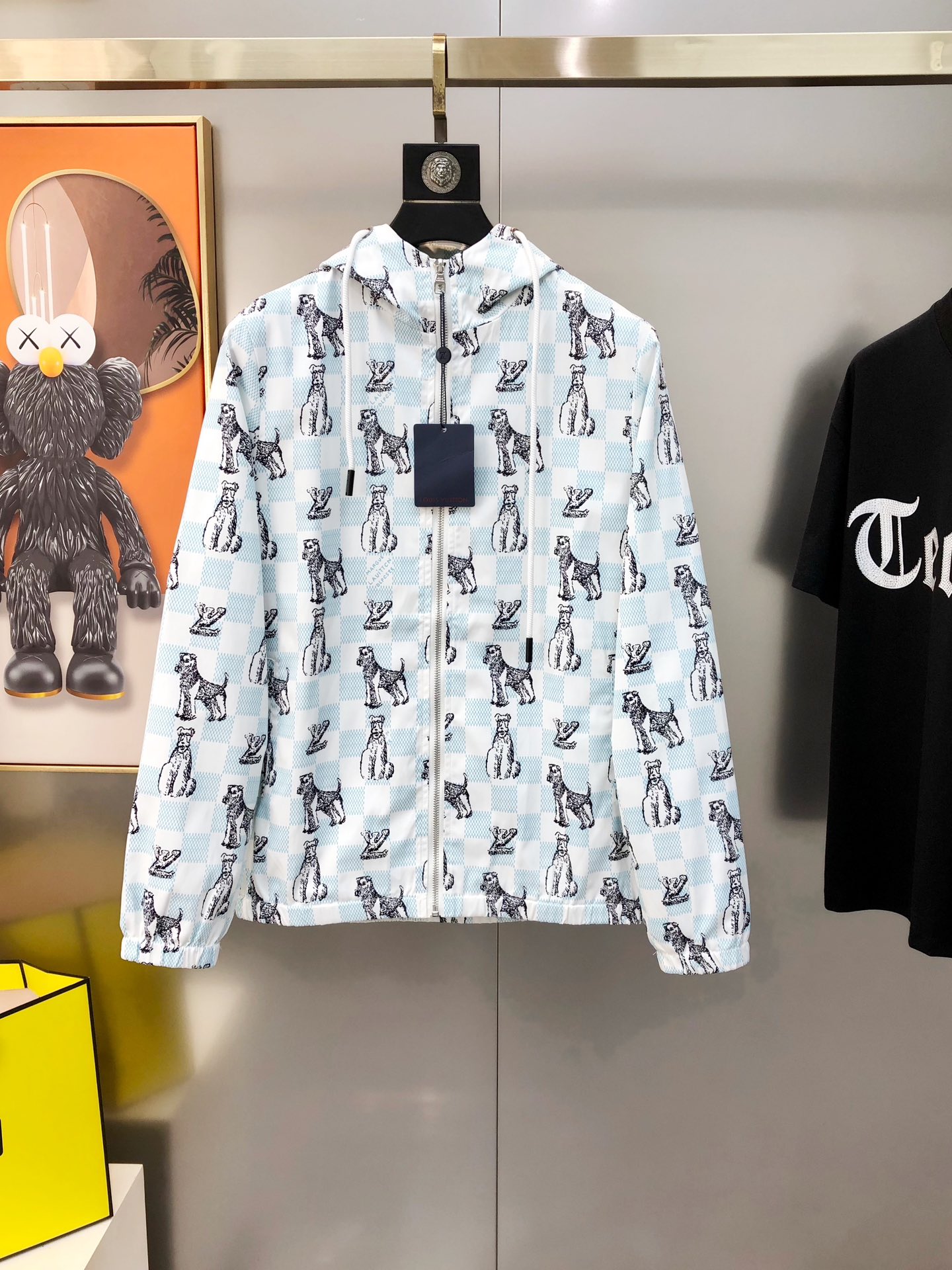 NO:125565,LV Louis Vuitton's new original single men's hooded windbreaker jacket is sold simultaneously on the official website. It is popular, fashionable and versatile, panoramic high-definition digital direct-injection printing logo design, using imported polyester memory fabric, soft and delicate touch, comfortable upper body, customer-supplied imported engraving hardware accessories, fine lines are smooth, exquisite craftsmanship, excellent style, and casual matching are very fashionable and handsome, highly recommended!  Counter size M-3XL (maximum size can be worn about 190 kilograms. Please report your height and weight to place an order) Shipping the next day, louis vuitton,louis vuitton,jackets & coats,jackets & coats,hats,alexander wang19860909LV 路易威登新款原单男士连帽风衣夹克外套 官网同步售卖 爆款 时尚百搭 全景高清数码直喷印花logo设计 采用进口聚酯纤维记忆面料 手感柔软细腻 上身舒适 客供进口刻字五金辅料配件,精细做线条流畅,工艺精致,版型超赞,随意搭配都非常时尚帅气强烈推荐哦！专柜尺码M-3XL（最大码可穿190斤左右 下单请报身高体重) 隔天出货,,louis vuitton,louis vuitton,jackets & coats,jackets & coats,hats,alexander wang,Men's clothing