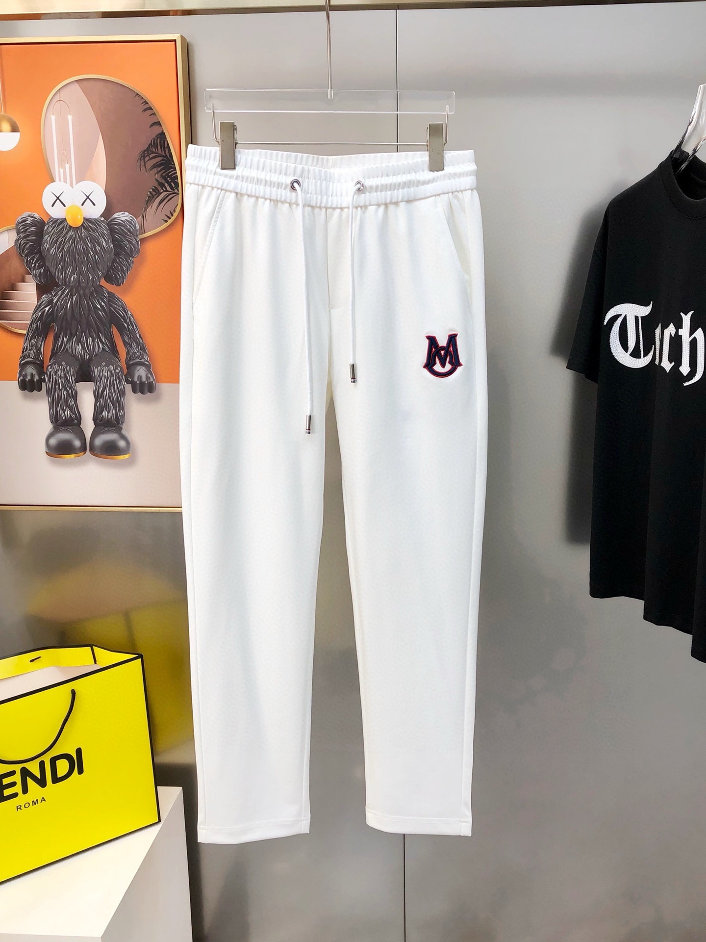 NO:125522,M*ncler's new style of original single men's casual pants in the spring and summer. High-end customization is sold at the counter. Original single rude goods. Simple and fashionable and versatile three-dimensional embroidered letter logo design. Customized original imported pure cotton fabric. Imported hardware accessories. The upper body is elegant and handsome, and a new visual feeling!  The OEM factory has very detailed details, and it is not picky about people on the upper body, and it is a must-have model. Size M-4XL (maximum size can be worn about 195 catties) black white, christian louboutin, Moncler, alexander wang19860909M*ncler 蒙口春夏新款原单男士休闲裤 柜台同步售卖高端定制 原单狠货 简洁时尚百搭款立体刺绣字母logo设计 定制原版进口纯棉面料 进口五金辅料 上身优雅帅气,焕然一新的即视感！代工厂精细做细节都很到位,上身不挑人,必入的自留款.尺码M-4XL (最大码可穿195斤左右）黑色 白色,,christian louboutin,Moncler,alexander wang,Men's clothing