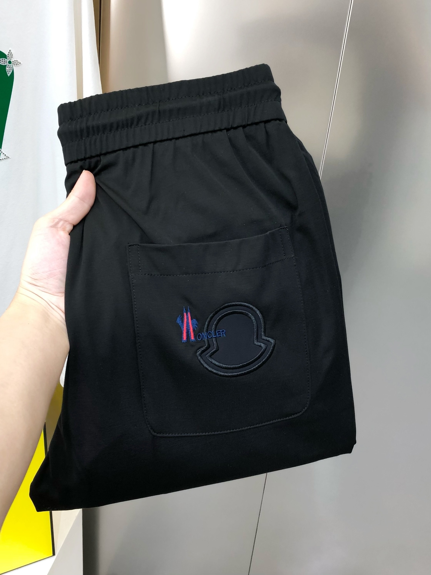 NO:125525,M*ncler's new style of original single men's casual pants, hoodies, and high-end customization at the counter. Original single rude goods. Simple and fashionable and versatile three-dimensional embroidered letter logo design. Customized original imported ice silk cotton blend fabric. Imported hardware accessories. The upper body is elegant and handsome, and a new visual feeling!  The OEM factory has very detailed details, and it is not picky about people on the upper body, and it is a must-have model. Size M-4XL (maximum size can be worn about 195 catties) black, christian louboutin, Moncler, alexander wang19860909M*ncler 蒙口春夏新款原单男士休闲裤 卫裤 柜台同步售卖高端定制 原单狠货 简洁时尚百搭款立体刺绣字母logo设计 定制原版进口冰丝棉混纺面料 进口五金辅料 上身优雅帅气,焕然一新的即视感！代工厂精细做细节都很到位,上身不挑人,必入的自留款.尺码M-4XL (最大码可穿195斤左右）黑色,,christian louboutin,Moncler,alexander wang,Men's clothing