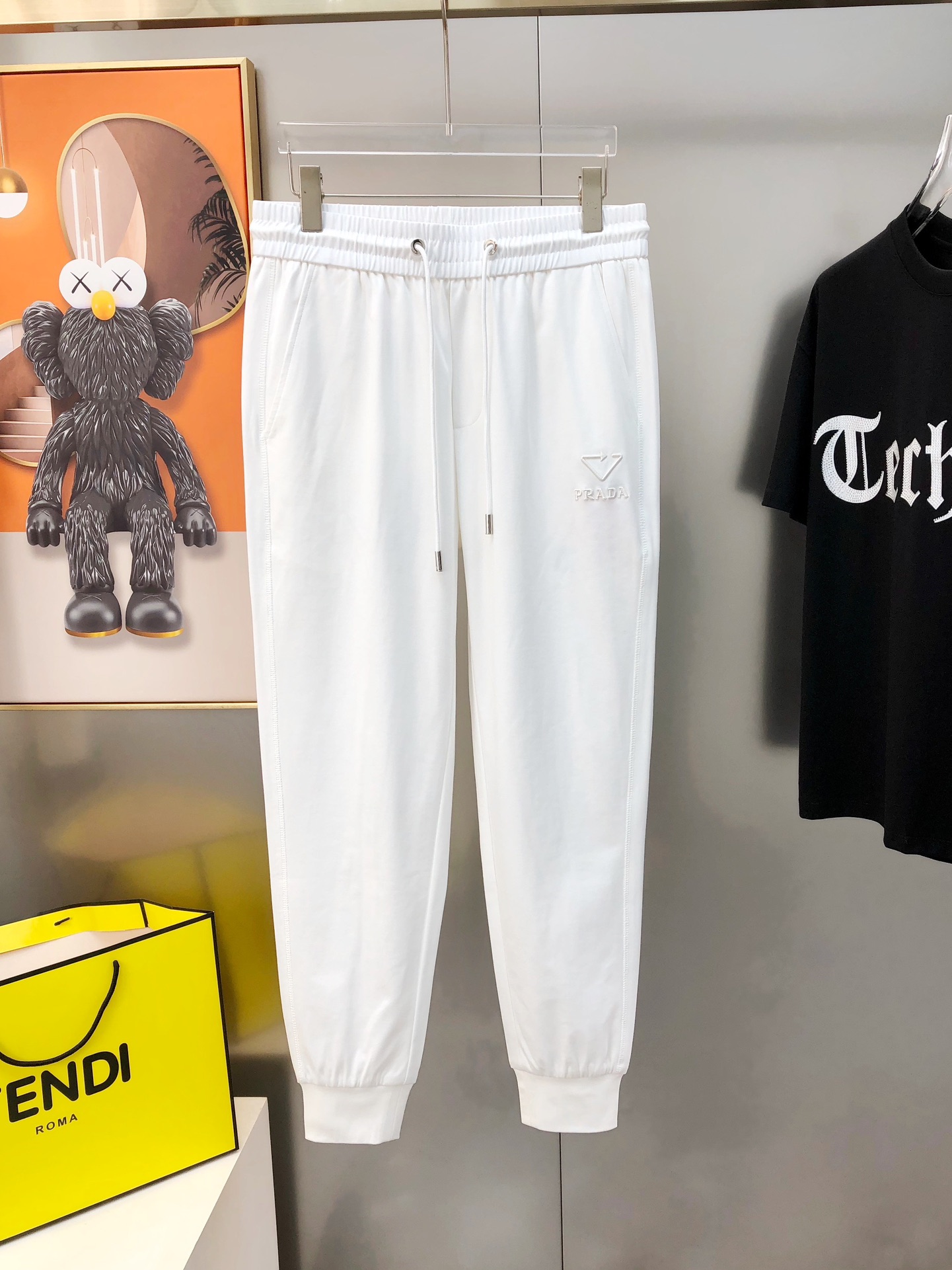 NO:125528,P*ADA Prada Spring and Summer New Original Single Men's Casual Pants, Waitstick Pants, High-end Customization at the counter, Original Single Product, Simple, Fashionable and Versatile Three-dimensional Embroidered Letter Logo Design, Customized Original Imported Ice Silk Cotton Blended Fabric, Imported Hardware Accessories, Elegant and handsome upper body, a new visual feeling!  The OEM factory has very detailed details, and it is not picky about people on the upper body, and it is a must-have model. Size M-4XL (maximum size can be worn about 195 catties) black white, prada, alexander wang19860909P*ADA 普拉哒春夏新款原单男士休闲裤 卫裤 柜台同步售卖高端定制 原单狠货 简洁时尚百搭款立体刺绣字母logo设计 定制原版进口冰丝棉混纺面料 进口五金辅料 上身优雅帅气,焕然一新的即视感！代工厂精细做细节都很到位,上身不挑人,必入的自留款.尺码M-4XL (最大码可穿195斤左右）黑色 白色,,prada,alexander wang,Men's clothing