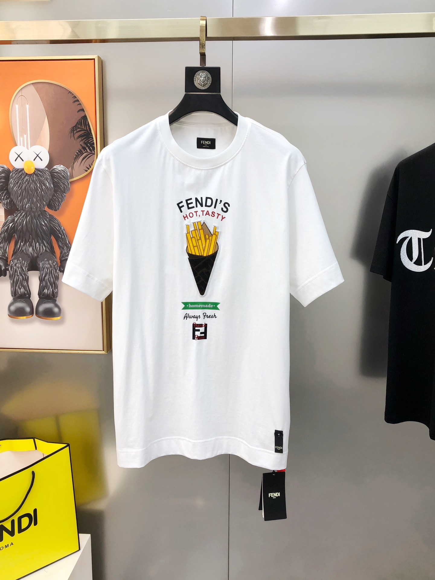 NO:125566,FD Fendi 2025 early spring new style original single men's round neck short-sleeved T-shirt sold simultaneously on counters Classic hot high-end quality High-version OS wide version Three-dimensional embroidery and printed letter logo pattern design Custom imported cotton fabric Soft and delicate touch, skin-friendly and comfortable to wear The OEM factory made the upper body very handsome and stylish. Must-have items for men. Three standards are complete. S-XL (large maximum size can be worn about 190 pounds. Please report height and weight when placing an order) Shipping the next day White,,fendi,T-shirt,tees,t-shirt,alexander wang19860909FD 芬迪2025早春新款原单男士圆领短袖T恤 专柜同步售卖 经典爆款高端品质 高版本 OS版型阔版 立体刺绣印胶字母logo图案设计 定制进口纯棉面料 手感柔软细腻 穿着亲肤舒适 代工厂精细做上身非常帅气有型 男士必备单品 三标齐 全 尺码S-XL（偏大最大码可穿190斤左右 下单请报身高体重) 隔天出货 白色,,fendi,T-shirt,tees，t-shirt,alexander wang,Men's clothing