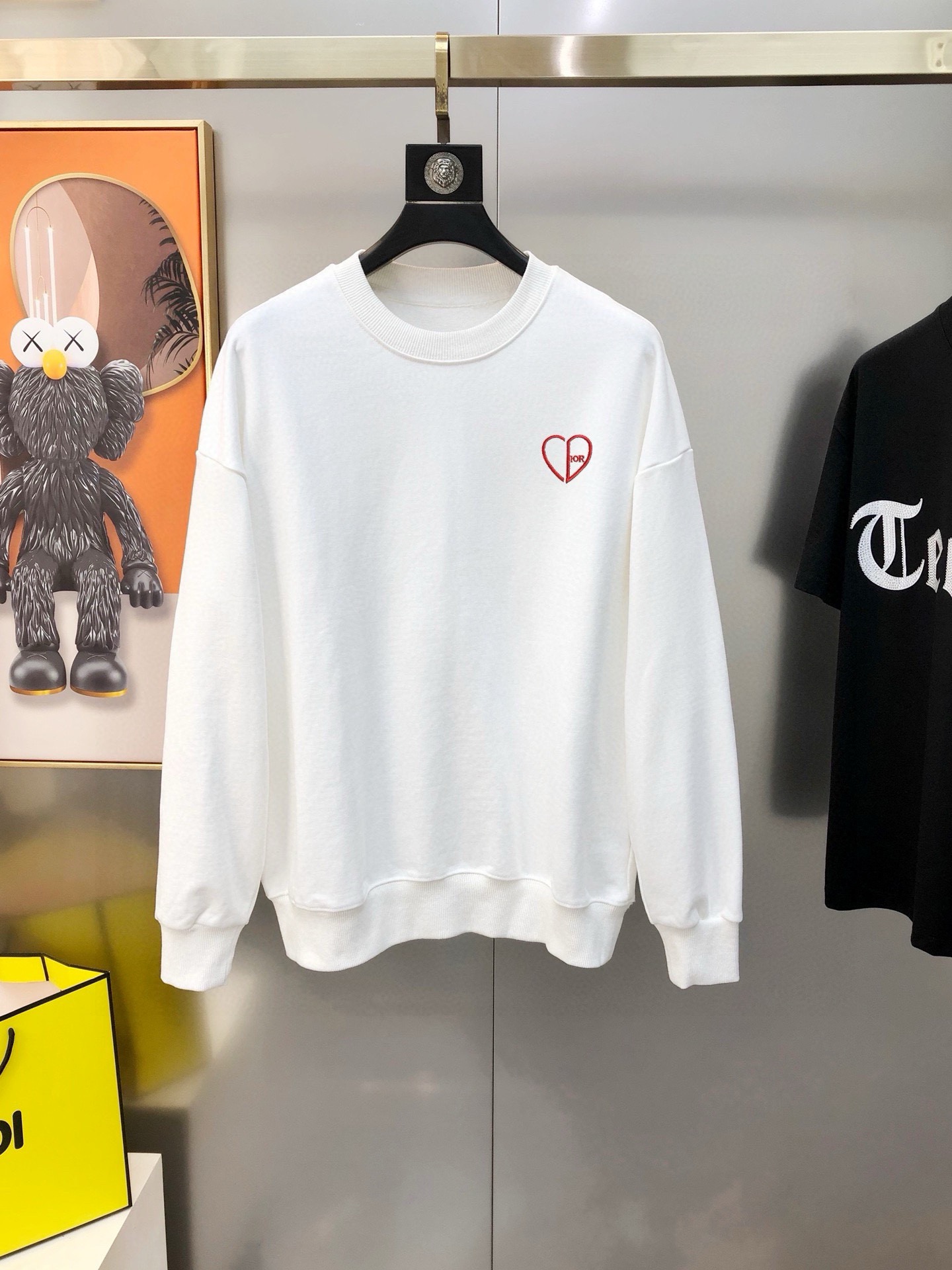 NO:125509,D*or Dior autumn and winter new original single men's casual sweatshirt high-end customization high-version fashionable and versatile OS loose and large-size three-dimensional embroidered logo pattern design original imported cotton fabric threaded cuffs and neckline hem. Super soft and delicate touch, skin-friendly and comfortable to wear high-end boutique OEM factory fine-made top body very good Men's essential items complete three standards S-XL (maximum size can be worn about 190 pounds. Please report height and weight when placing an order) shipped the next day Black White, Dior, hoodie, sweatshirts, alexander wang19860909D*or 迪奥秋冬新款原单男士休闲卫衣 高端定制 高版本 时尚百搭爆款OS宽松偏大版型立体刺绣logo图案设计 原版进口纯棉面料 螺纹袖口.领口衣摆 手感超柔软细腻 穿着亲肤舒适 高端精品 代工厂精细做上身非常赞 男士必备单品 三标齐全 尺码S-XL（最大码可穿190斤左右 下单请报身高体重)隔天出货 黑色 白色,,dior,hoodie,sweatshirts,alexander wang,Men's clothing