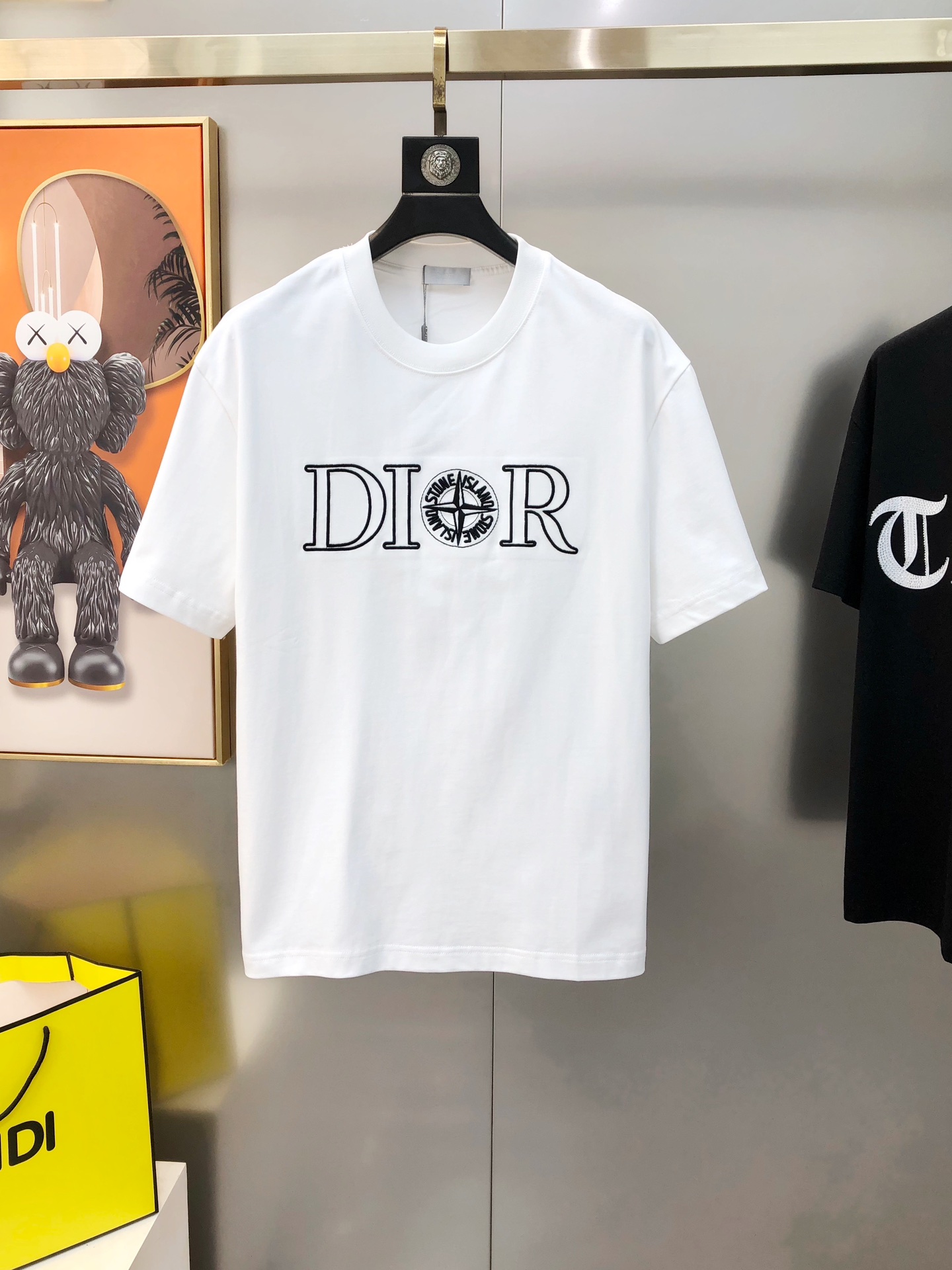 NO:125560,D*or Dior joint model 2025 spring and summer new original single men's round neck short-sleeved T-shirt sold simultaneously in counters Hot high-end quality High-version OS version Large version Three-dimensional embroidered letter logo design Custom imported double-strand pure cotton fabric Soft and delicate touch, skin-friendly and comfortable to wear The OEM is finely made in the upper body very handsome and stylish Three-standard size XS-XL (large maximum size can be worn about 200 pounds. Please report height and weight when placing an order) Black White Shipping the next day, Dior, T-shirt,tees, t-shirt,alexander wang19860909D*or 迪奥联名款2025春夏新款原单男士圆领短袖T恤 专柜同步售卖 爆款高端品质 高版本 OS版型阔版 立体刺绣字母logo设计 定制进口双股纯棉面料 手感柔软细腻 穿着亲肤舒适 代工厂精细做上身非常帅气有型 三标齐 全 尺码XS-XL（偏大 最大码可穿200斤左右 下单请报身高体重) 黑色 白色 隔天出货,,dior,T-shirt,tees，t-shirt,alexander wang,Men's clothing