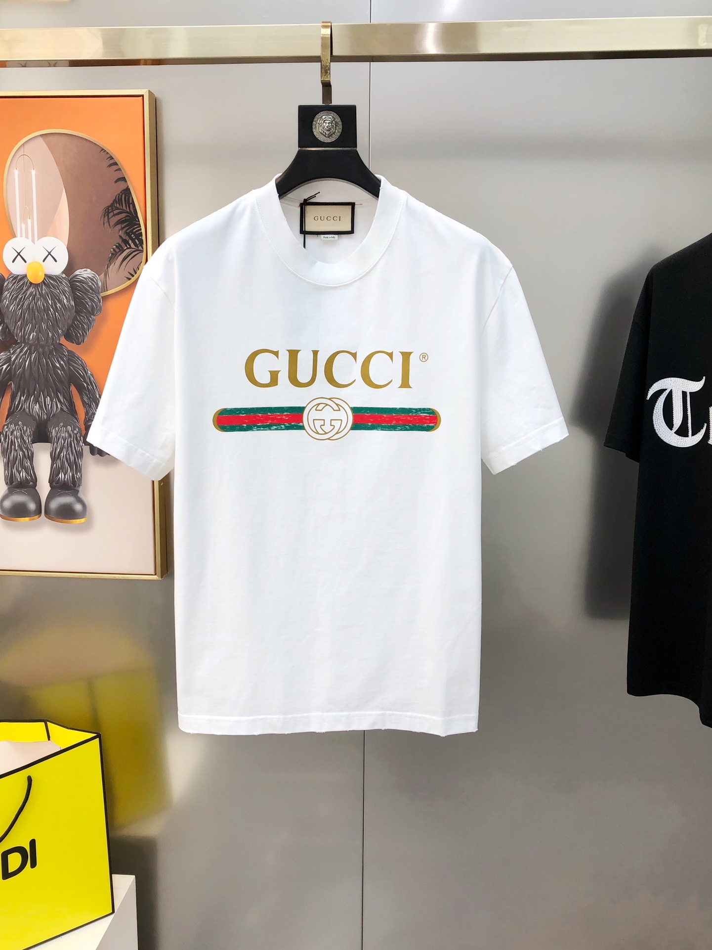 NO:125579,G*cci Guqi 2025 spring and summer new original single men's round neck short-sleeved T-shirt sold simultaneously on the counter. Classic hot-selling neckline cuff hem hem is slightly ripped high-end quality. High-version OS version wide version, offset printed letter logo design, customized imported double-strand pure cotton fabric, soft and delicate, skin-friendly and comfortable to wear, OEM factory made the upper body very handsome and stylish, three-standard full size XS-XL (large, maximum size can be worn about 200 kilograms. Please report height and weight when placing an order) Black White Shipping the next day,,T-shirt,tees,t-shirt,alexander wang19860909G*cci 古齐2025春夏新款原单男士圆领短袖T恤 专柜同步售卖 经典爆款领口袖口下摆微破洞高端品质 高版本 OS版型阔版 印胶印花字母logo设计 定制进口双股纯棉面料 手感柔软细腻 穿着亲肤舒适 代工厂精细做上身非常帅气有型 三标齐 全 尺码XS-XL（偏大 最大码可穿200斤左右 下单请报身高体重) 黑色 白色 隔天出货,,T-shirt,tees，t-shirt,alexander wang,Men's clothing