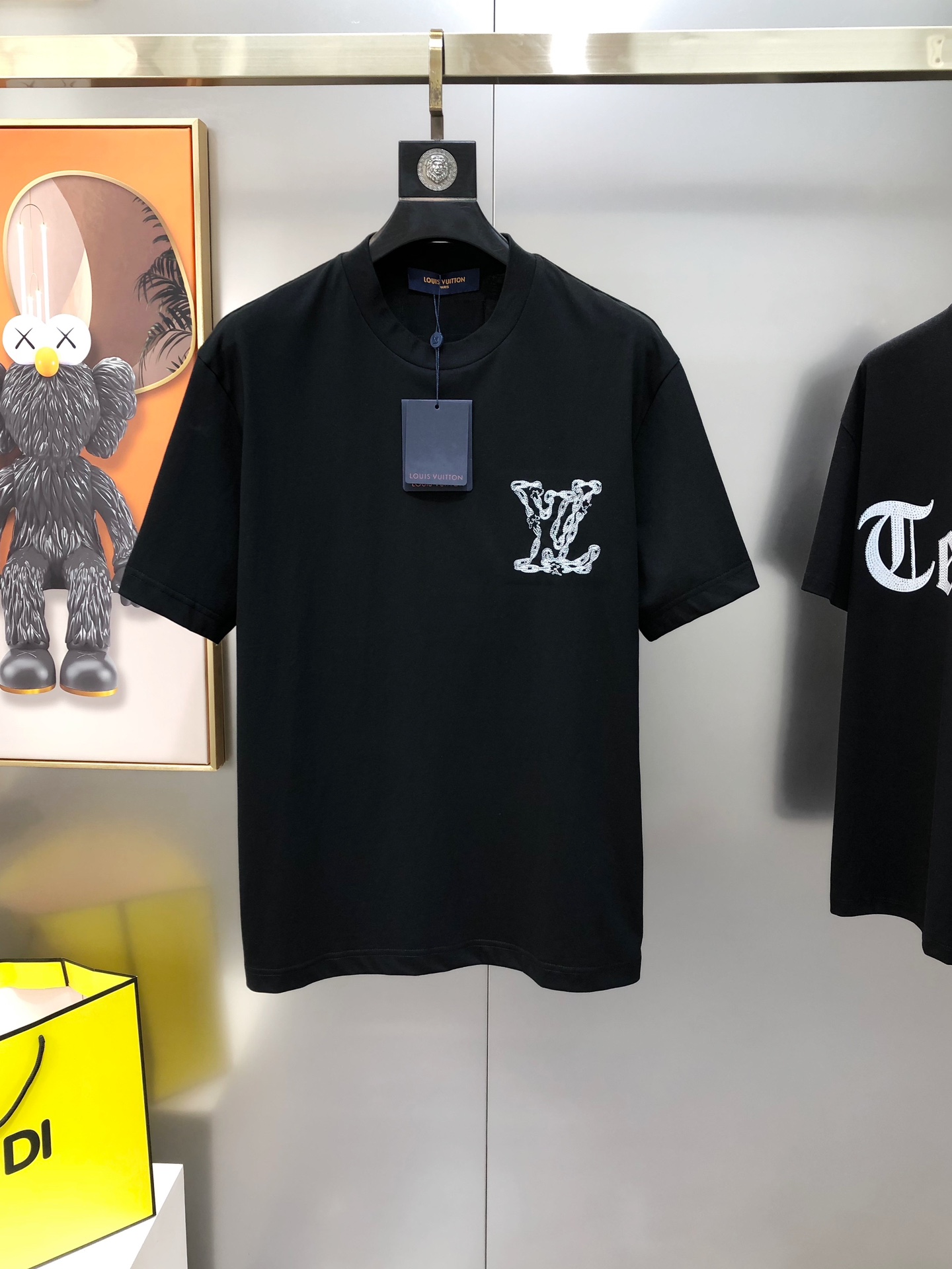 NO:125563,LV Louis Vuitton 2025 spring and summer new original single men's round neck short-sleeved T-shirt sold simultaneously in counters Hot high-end quality High-version OS wide version Three-dimensional embroidered letter logo pattern design for chest front and back back Custom imported double-strand pure cotton fabric Soft and delicate touch, skin-friendly and comfortable to wear The OEM is finely made in the upper body very handsome and stylish Three-standard sizes Full Size XS-XL (large, maximum size can be worn about 200 pounds. Please report height and weight when placing an order) Black White Shipping the next day,,louis vuitton,louis vuitton,T-shirt,tees,t-shirt,alexander wang19860909LV 路易威登2025春夏新款原单男士圆领短袖T恤 专柜同步售卖 爆款高端品质 高版本 OS版型阔版 胸前后背立体刺绣字母logo图案设计 定制进口双股纯棉面料 手感柔软细腻 穿着亲肤舒适 代工厂精细做上身非常帅气有型 三标齐 全 尺码XS-XL（偏大 最大码可穿200斤左右 下单请报身高体重) 黑色 白色 隔天出货,,louis vuitton,louis vuitton,T-shirt,tees，t-shirt,alexander wang,Men's clothing