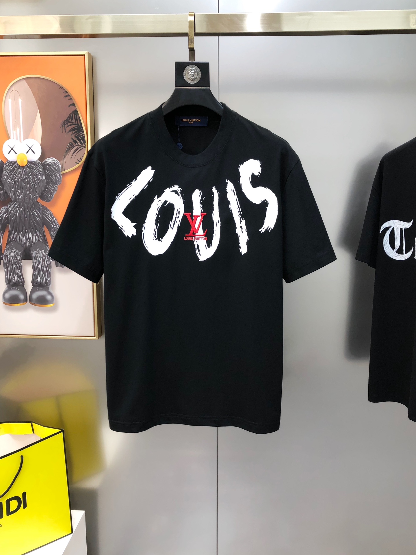 NO:125567,LV Louis Vuitton 2025 spring and summer new original single men's round neck short-sleeved T-shirt sold simultaneously in counters Hot high-end quality High-version OS wide version Print offset printed embroidered letter logo design Custom imported double-strand pure cotton fabric Soft and delicate touch, skin-friendly and comfortable to wear The OEM is finely made in the factory and very handsome and stylish. Three standards are complete. Size XS-XL (large maximum size can be worn about 200 pounds. Please report height and weight when placing an order) Black and white Shipping the next day,,louis vuitton,louis vuitton,T-shirt,tees,t-shirt,alexander wang19860909LV 路易威登2025春夏新款原单男士圆领短袖T恤 专柜同步售卖 爆款高端品质 高版本 OS版型阔版 胸前后背印胶印花刺绣字母logo设计 定制进口双股纯棉面料 手感柔软细腻 穿着亲肤舒适 代工厂精细做上身非常帅气有型 三标齐 全 尺码XS-XL（偏大 最大码可穿200斤左右 下单请报身高体重) 黑色 白色 隔天出货,,louis vuitton,louis vuitton,T-shirt,tees，t-shirt,alexander wang,Men's clothing