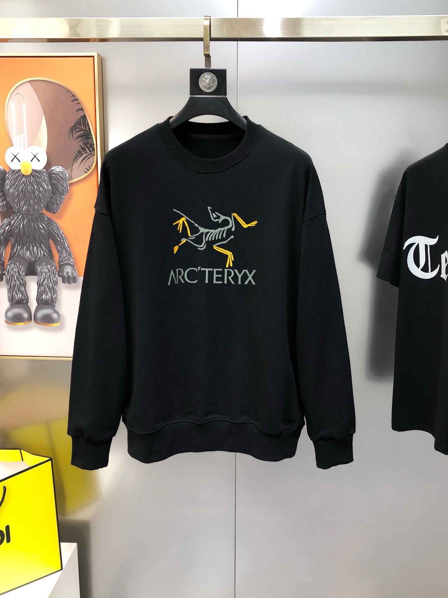 NO:125518,Archaeoptera bird's autumn and winter new original single men's casual sweatshirt high-end customization high-version fashionable and versatile hot OS loose and large-size printed letter logo pattern design original imported cotton fabric threaded cuffs. neckline hem. Super soft and delicate touch, skin-friendly and comfortable to wear High-end boutique OEM factory fine-made top body very good Men's essential items complete three standards S-XL (maximum size can be worn about 190 pounds. Please report height and weight when placing an order) shipped the next day Black White, arc'teryx, hoodie, sweatshirts, alexander wang19860909始祖鸟秋冬新款原单男士休闲卫衣 高端定制 高版本 时尚百搭爆款OS宽松偏大版型印胶字母logo图案设计 原版进口纯棉面料 螺纹袖口.领口衣摆 手感超柔软细腻 穿着亲肤舒适 高端精品 代工厂精细做上身非常赞 男士必备单品 三标齐全 尺码S-XL（最大码可穿190斤左右 下单请报身高体重)隔天出货 黑色 白色,arc'teryx,hoodie,sweatshirts,alexander wang,Men's clothing