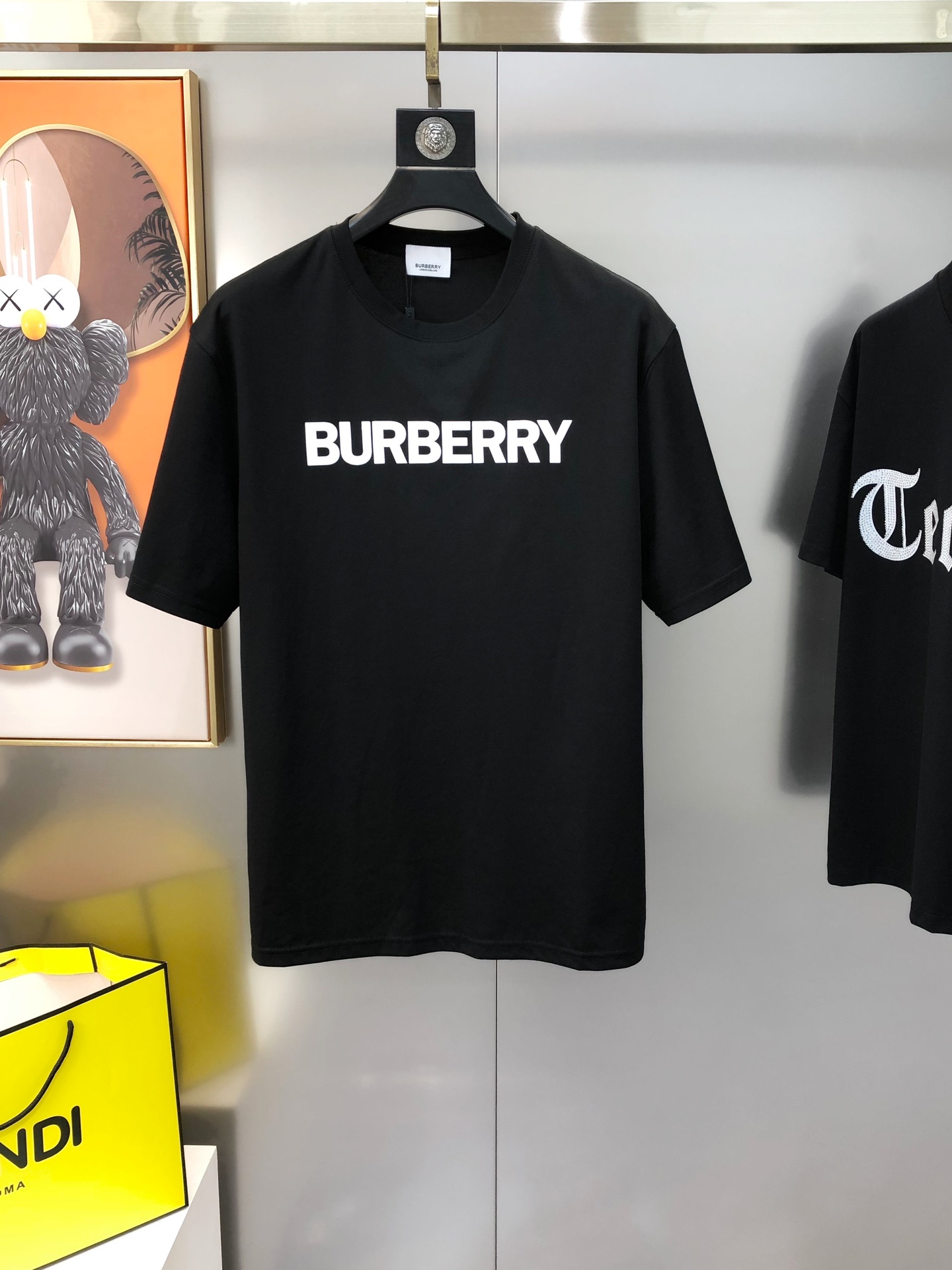 NO:125553,BURBE** Burberry Spring and Summer New Original Single Men's Round Neck Short-Sleeve T-shirts are sold simultaneously on the counter. High-end quality. High-version. Classic and versatile hot-style custom imported double-strand pure cotton fabric. Printed with glue letters on the chest and back. War horse logo pattern design. Soft and delicate touch. Skin-friendly and comfortable. OEM factory made the upper body very handsome and stylish. Must-have items for men. Size M-2XL (a size larger. The maximum number can be worn about 190 pounds. Please report height and weight when placing an order) Shipping the next day. Black White,,burberry,burberry,T-shirt,tees,t-shirt,alexander wang19860909BURBE** 巴宝莉春夏新款原单男士圆领短袖T恤 专柜同步售卖 高端品质 高版本 经典百搭爆款定制进口双股纯棉面料 胸前后背印胶字母战马logo图案设计 手感柔软细腻 穿着亲肤舒适 代工厂精细做上身非常帅气有型 男士必备单品 尺码M-2XL（偏大一码 最大码可穿190斤左右 下单请报身高体重) 隔天出货 黑色 白色,,burberry,burberry,T-shirt,tees，t-shirt,alexander wang,Men's clothing