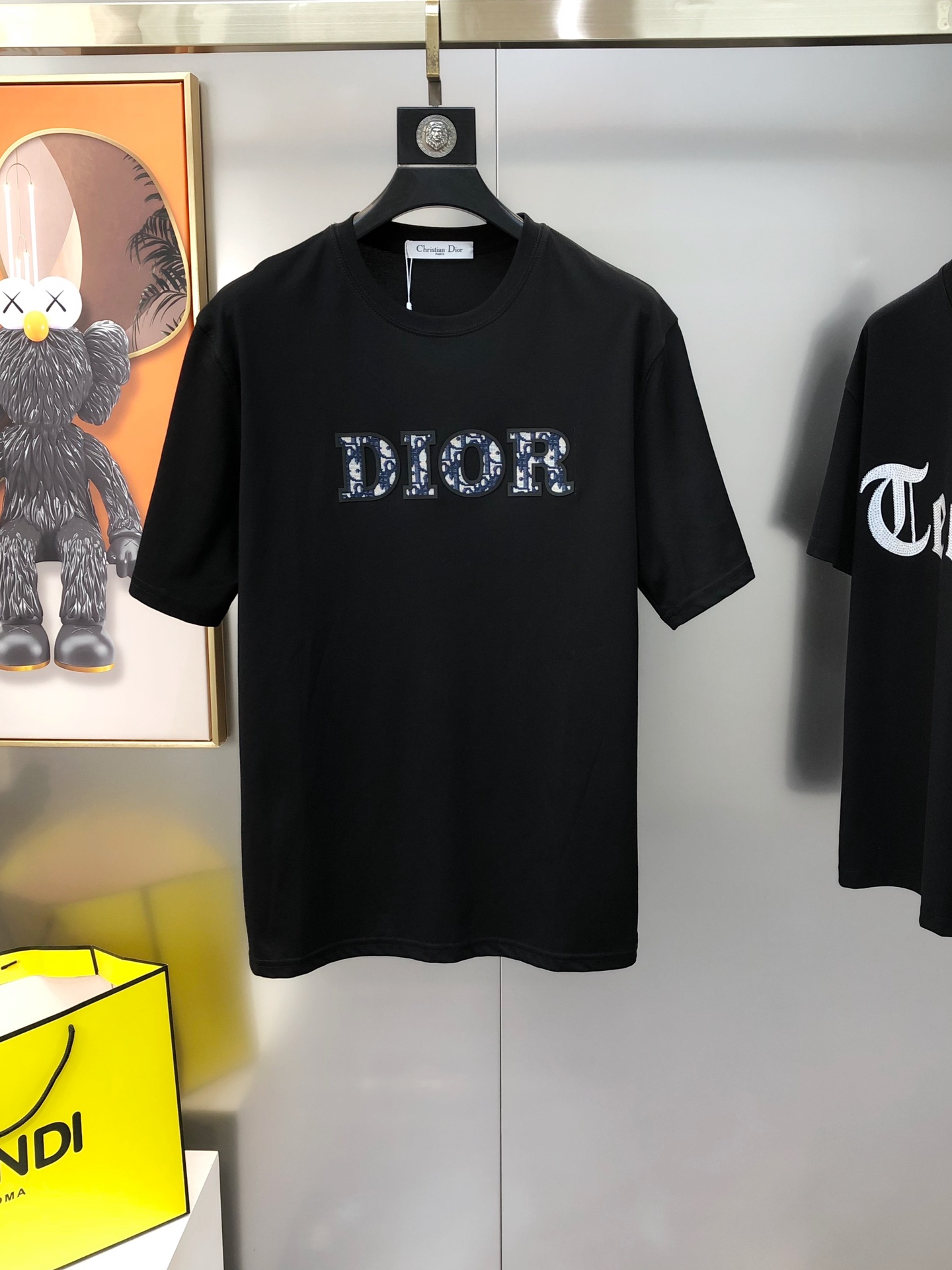 NO:125555,D*or Dior Spring and Summer New Original Single Men's Round Neck Short-Sleeve T-shirts are sold simultaneously on the counter. High-end quality. High-version. Classic and versatile hot-style custom imported double-strand pure cotton fabric. Three-dimensional printed letter logo pattern design. Soft and delicate touch. Skin-friendly and comfortable to wear. OEM factory made the upper body very handsome and stylish. Must-have items for men. Size M-2XL (a size larger. The maximum size can be worn about 190 kilograms. Please report height and weight when placing an order) Shipping the next day. Black White,,dior,T-shirt,tees,t-shirt,alexander wang19860909D*or 迪奥春夏新款原单男士圆领短袖T恤 专柜同步售卖 高端品质 高版本 经典百搭爆款定制进口双股纯棉面料 立体印胶字母logo图案设计 手感柔软细腻 穿着亲肤舒适 代工厂精细做上身非常帅气有型 男士必备单品 尺码M-2XL（偏大一码 最大码可穿190斤左右 下单请报身高体重) 隔天出货 黑色 白色,,dior,T-shirt,tees，t-shirt,alexander wang,Men's clothing