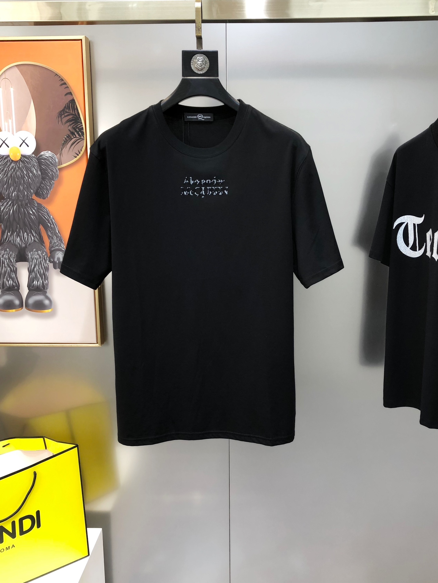 NO:125549,McQ*een McQueen Spring and Summer New Original Single Men's Round Neck Short-Sleeve T-shirts are sold simultaneously in the counter. High-end quality. High-version. Classic and versatile hot-style custom imported double-strand pure cotton fabric. Three-dimensional printed letter logo design. Soft and delicate touch. Skin-friendly and comfortable to wear. OEM factory made it very handsome and stylish. Must-have items for men. Size M-2XL (a size larger. The maximum size can be worn about 190 kilograms. Please report your height and weight when placing an order) Shipping the next day. Black White,,alexander mcqueen,T-shirt,tees,t-shirt,alexander wang19860909McQ*een 麦昆春夏新款原单男士圆领短袖T恤 专柜同步售卖 高端品质 高版本 经典百搭爆款定制进口双股纯棉面料 立体印胶字母logo设计 手感柔软细腻 穿着亲肤舒适 代工厂精细做上身非常帅气有型 男士必备单品 尺码M-2XL（偏大一码 最大码可穿190斤左右 下单请报身高体重) 隔天出货 黑色 白色,,alexander mcqueen,T-shirt,tees，t-shirt,alexander wang,Men's clothing