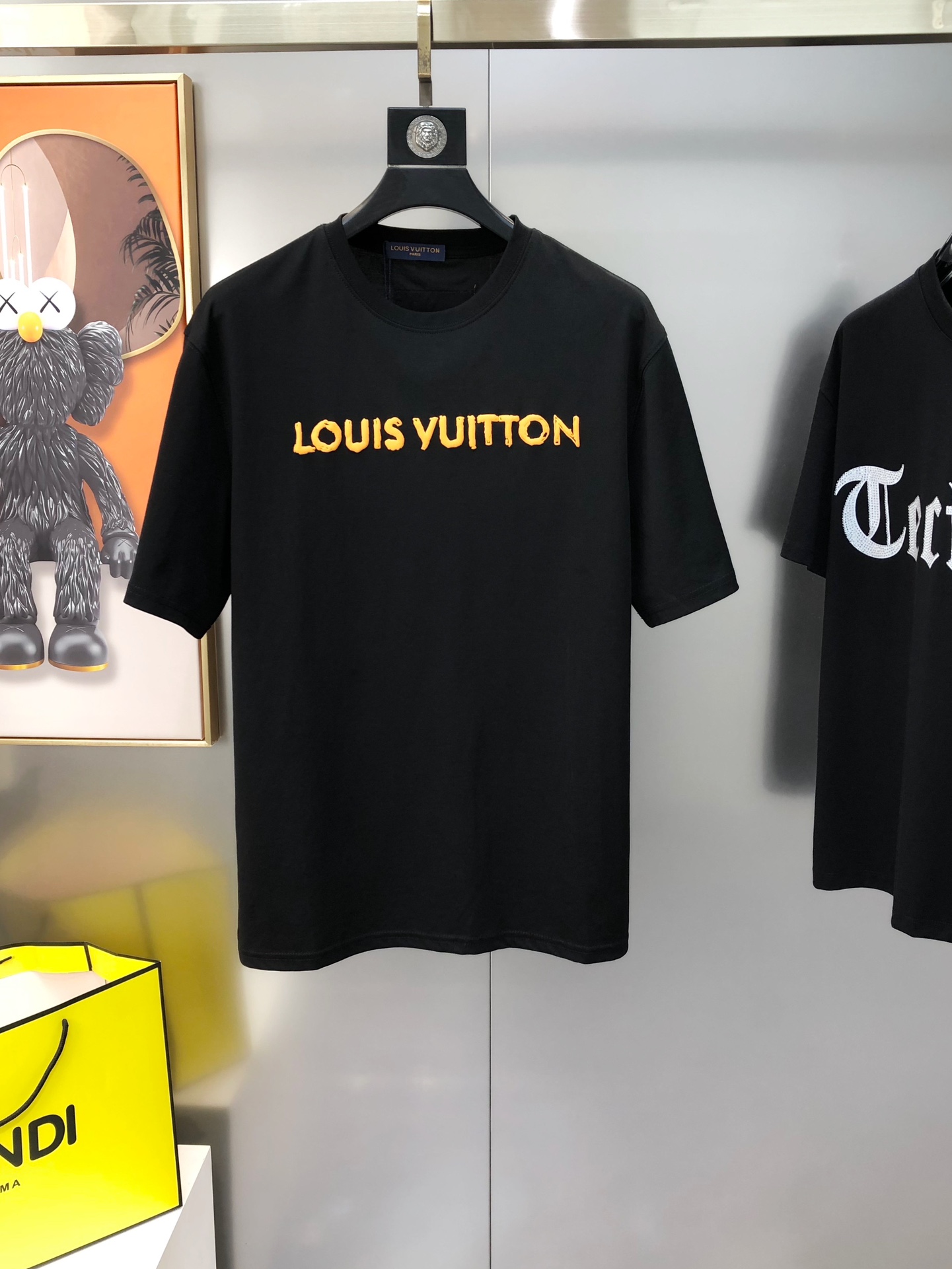 NO:125551,LV Louis Vuitton Spring and Summer New Original Single Men's Round Neck Short-Sleeve T-shirts are sold simultaneously on the counter. High-end quality. High-version. Classic and versatile hot-style custom imported double-strand pure cotton fabric. Printed with sticky letters on the chest and back. The logo pattern design is soft and delicate. It is skin-friendly and comfortable to wear. The OEM is very handsome and stylish. Must-have items for men. Size M-2XL (a size larger. The maximum size can be worn about 190 pounds. Please report height and weight when placing an order) Shipping the next day. Black White,,louis vuitton,louis vuitton,T-shirt,tees,t-shirt,alexander wang19860909LV 路易威登春夏新款原单男士圆领短袖T恤 专柜同步售卖 高端品质 高版本 经典百搭爆款定制进口双股纯棉面料 胸前后背印胶字母logo图案设计 手感柔软细腻 穿着亲肤舒适 代工厂精细做上身非常帅气有型 男士必备单品 尺码M-2XL（偏大一码 最大码可穿190斤左右 下单请报身高体重) 隔天出货 黑色 白色,,louis vuitton,louis vuitton,T-shirt,tees，t-shirt,alexander wang,Men's clothing