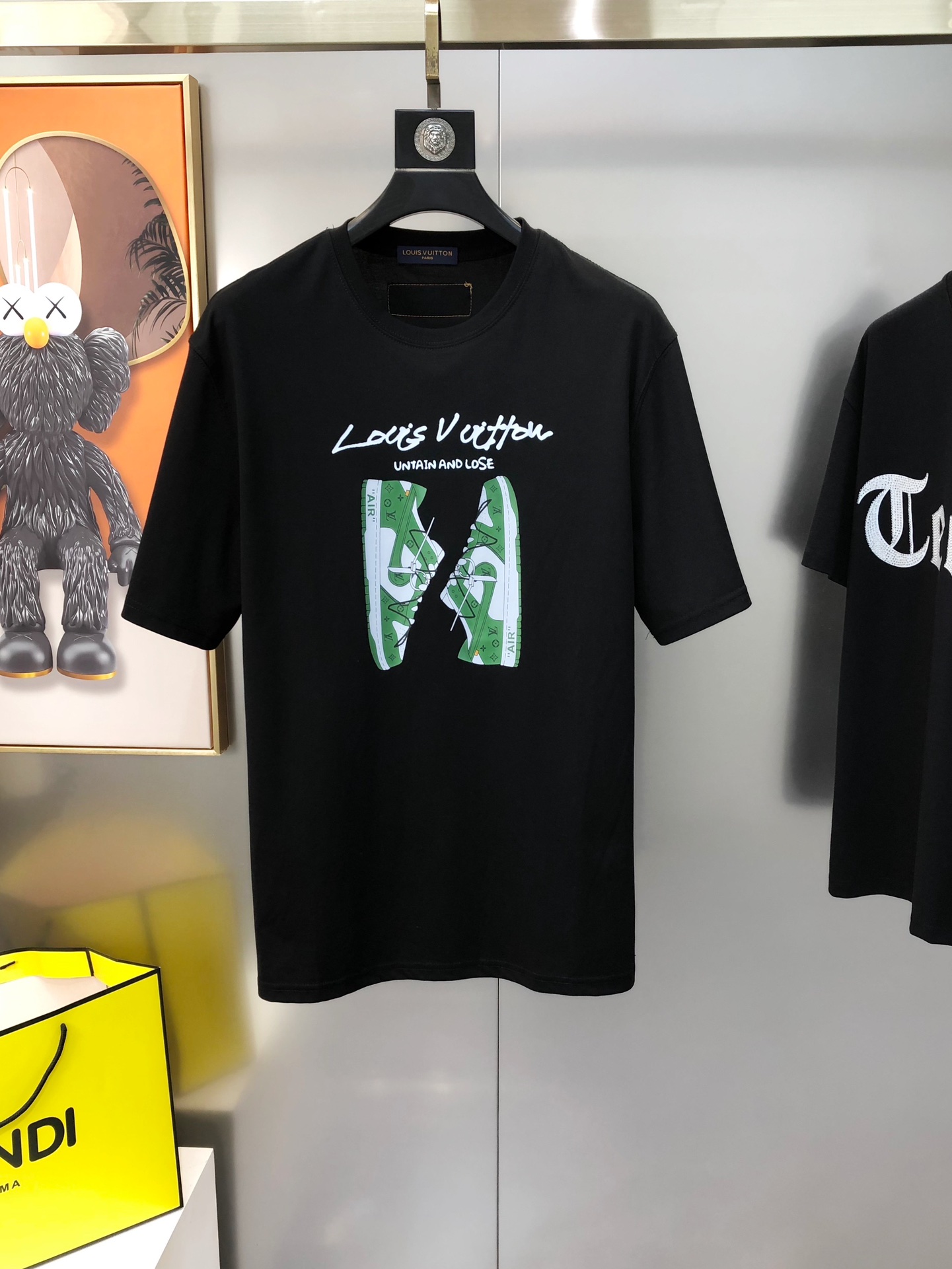 NO:125545,LV Louis Vuitton Spring and Summer New Original Single Men's Round Neck Short-Sleeve T-shirts are sold simultaneously in the counter. High-end quality. High-version. Classic and versatile hot-style custom imported double-strand cotton fabric. Printed letter logo pattern design. Soft and delicate touch. Skin-friendly and comfortable. OEM factory made the upper body very handsome and stylish. Must-have items for men. Size M-2XL (a size larger. The maximum size can be worn about 190 pounds. Please report height and weight when placing an order) Shipping the next day. Black White,,louis vuitton,louis vuitton,T-shirt,tees,t-shirt,alexander wang19860909LV 路易威登春夏新款原单男士圆领短袖T恤 专柜同步售卖 高端品质 高版本 经典百搭爆款定制进口双股纯棉面料 印胶字母logo图案设计 手感柔软细腻 穿着亲肤舒适 代工厂精细做上身非常帅气有型 男士必备单品 尺码M-2XL（偏大一码 最大码可穿190斤左右 下单请报身高体重) 隔天出货 黑色 白色,,louis vuitton,louis vuitton,T-shirt,tees，t-shirt,alexander wang,Men's clothing