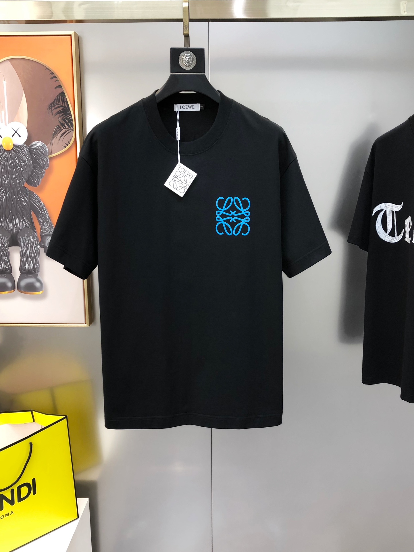 NO:125543,L*EWE Luo Yiwei Chunsu New Original Single Men's Round Neck Short Sleeve T-shirt Sold in the Counter Simultaneously High-end Quality High-version OS Wide Edition Fashionable and versatile Hot Style Customized Imported Double-Strand Cotton Fabric Printed Letter Logo Design with Soft and Delicate Hands, Skin-friendly Wearing Comfortable OEM Factory Fine Making the Upper Body is very handsome and stylish Men's Essential Size S-2XL (Large Larger Maximum Size 200 kg You can wear about 200 catties Please report your height and weight to place an order) Shipping the next day Black White,,loewe,T-shirt,tees,t-shirt,alexander wang19860909L*EWE 罗意葳春夏新款原单男士圆领短袖T恤 专柜同步售卖 高端品质 高版本 OS版型阔版 时尚百搭爆款定制进口双股纯棉面料 胸前后背印胶字母logo设计 手感柔软细腻 穿着亲肤舒适 代工厂精细做上身非常帅气有型 男士必备单品 尺码S-2XL（偏大 最大码可穿200斤左右 下单请报身高体重) 隔天出货 黑色 白色,,loewe,T-shirt,tees，t-shirt,alexander wang,Men's clothing