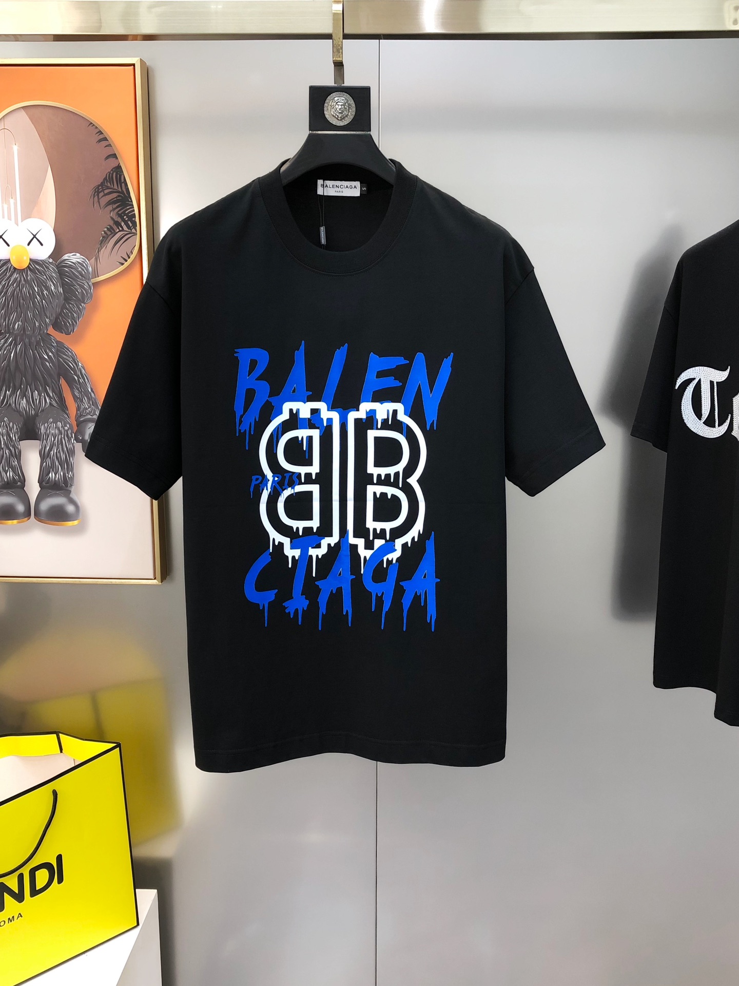 NO:125539,Bal*nciaga Spring and summer new style original single men's round neck short-sleeved T-shirt sold simultaneously in counters High-end quality High-version OS wide version Fashionable and versatile hot style custom imported double-strand pure cotton fabric Printed on the chest logo design Soft and delicate touch, skin-friendly and comfortable to wear, OEM factory made the top body very handsome and stylish, must-have items for men Size S-2XL (large, maximum size can be worn about 200 pounds, please report height and weight when placing an order) Shipping the next day Black White,,balenciaga,T-shirt,tees,t-shirt,alexander wang19860909Bal*nciaga 巴黎世家春夏新款原单男士圆领短袖T恤 专柜同步售卖 高端品质 高版本 OS版型阔版 时尚百搭爆款定制进口双股纯棉面料 胸前印胶字母logo图案设计 手感柔软细腻 穿着亲肤舒适 代工厂精细做上身非常帅气有型 男士必备单品 尺码S-2XL（偏大 最大码可穿200斤左右 下单请报身高体重) 隔天出货 黑色 白色,,balenciaga,T-shirt,tees，t-shirt,alexander wang,Men's clothing