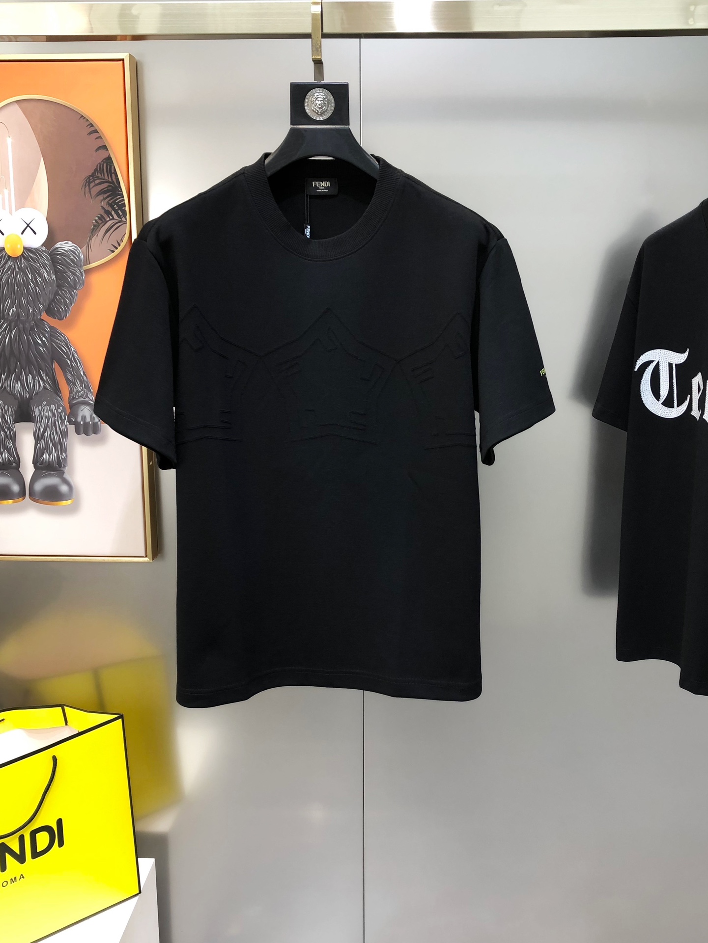 NO:125561,FD Fendi Spring and Summer New Original Single Men's Round Neck Short-Sleeve T-shirts Sold in the Counter Simultaneously High-end Quality High-version OS Wide Edition Popular Chest Cutting Logo Pattern Design Customized Imported Exclusive Cotton Fabric Soft and Delicate Hands, Skin-friendly and Comfortable Wear, OEM Factory Finely Made in the upper body very handsome and stylish Men's Essential Products Three Standards Complete Size S-3XL (large maximum size can be worn about 220 catties. Please report height and weight when placing an order) Shipping the next day Black White Blue, Fendi, T-shirt,tees, t-shirt,alexander wang19860909FD 芬迪春夏新款原单男士圆领短袖T恤 专柜同步售卖 高端品质 高版本 OS版型阔版 爆款胸前切割logo图案设计 定制进口专属纯棉面料 手感柔软细腻 穿着亲肤舒适 代工厂精细做上身非常帅气有型 男士必备单品 三标齐 全 尺码S-3XL（偏大最大码可穿220斤左右 下单请报身高体重) 隔天出货 黑色 白色 蓝色,,fendi,T-shirt,tees，t-shirt,alexander wang,Men's clothing