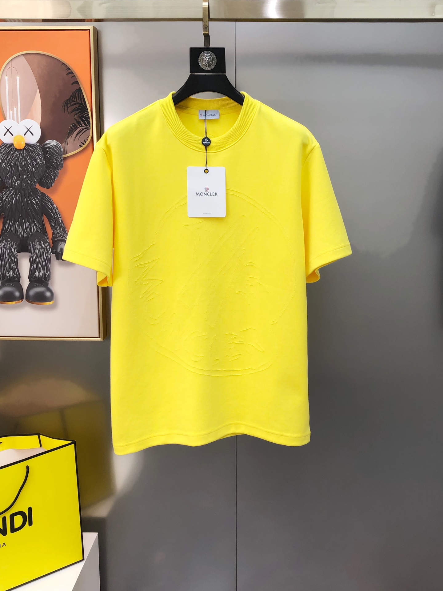 NO:125556,M*ncler Spring and summer new style original single men's round neck short-sleeved T-shirt sold simultaneously in counters High-end quality High-version OS wide version Popular flower pattern back embroidered logo design Custom imported exclusive cotton fabric Soft and delicate touch, skin-friendly and comfortable to wear The OEM factory made the upper body very handsome and stylish Men's essential items Three standards Complete S-3XL (large maximum size can be worn about 220 pounds. Please report height and weight when placing an order) Shipping the next day Black White Yellow, christian louboutin, Moncler, T-shirt,tees, t-shirt,alexander wang19860909M*ncler 蒙口春夏新款原单男士圆领短袖T恤 专柜同步售卖 高端品质 高版本 OS版型阔版 爆款烧花图案后背绣logo标设计 定制进口专属纯棉面料 手感柔软细腻 穿着亲肤舒适 代工厂精细做上身非常帅气有型 男士必备单品 三标齐 全 尺码S-3XL（偏大最大码可穿220斤左右 下单请报身高体重) 隔天出货 黑色 白色 黄色,,christian louboutin,Moncler,T-shirt,tees，t-shirt,alexander wang,Men's clothing