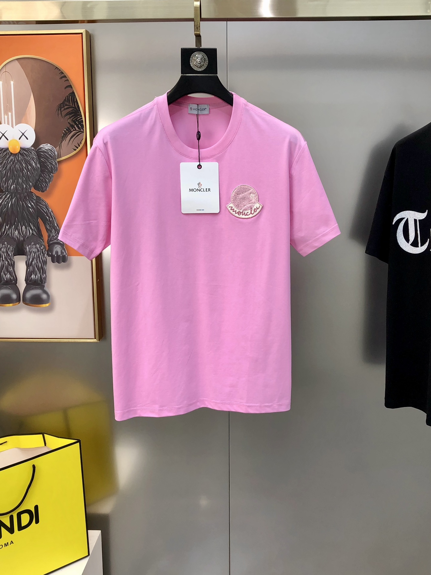 NO:125554,M*ncler Spring and summer new style original single men's round neck short-sleeved T-shirt sold simultaneously in counters High-end quality High-version OS wide version Popular chest embroidered logo design Custom imported double-strand pure cotton fabric Soft and delicate touch, skin-friendly and comfortable to wear OEM factory fine-made upper body very handsome and stylish Men's essential items Three standards Complete S-5XL (maximum size can be worn about 220 kilograms. Please report height and weight when placing an order) Shipping the next day Black White Pink, christian louboutin, Moncler, T-shirt, tees, t-shirt, alexander wang19860909M*ncler 蒙口春夏新款原单男士圆领短袖T恤 专柜同步售卖 高端品质 高版本 OS版型阔版 爆款胸前绣logo布标设计 定制进口双股纯棉面料 手感柔软细腻 穿着亲肤舒适 代工厂精细做上身非常帅气有型 男士必备单品 三标齐 全 尺码S-5XL（最大码可穿220斤左右 下单请报身高体重) 隔天出货 黑色 白色 粉色,,christian louboutin,Moncler,T-shirt,tees，t-shirt,alexander wang,Men's clothing