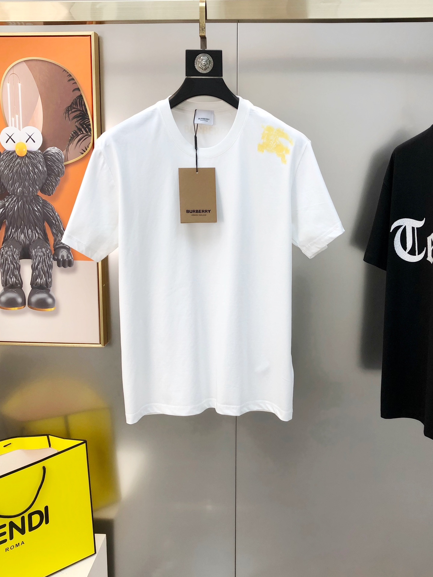 NO:125537,BURBE** Burberry Spring and Summer New Original Single Men's Round Neck Short-Sleeve T-shirts are sold simultaneously on the counter. High-end quality. High-version. OS version. Wide version. Hot-size printed war horse letter logo design. Custom imported double-strand pure cotton fabric. Soft and delicate. Skin-friendly and comfortable to wear. OEM. Finely made in the upper body. Very handsome and stylish. Must-have items for men. Three standards. Complete size S-5XL (maximum size can be worn about 220 kilograms. Please report height and weight. Shipping the next day. Black White,,burberry,burberry,T-shirt,tees,t-shirt,alexander wang.19860909BURBE** 巴宝莉春夏新款原单男士圆领短袖T恤 专柜同步售卖 高端品质 高版本 OS版型阔版 爆款印花战马字母logo设计 定制进口双股纯棉面料 手感柔软细腻 穿着亲肤舒适 代工厂精细做上身非常帅气有型 男士必备单品 三标齐 全 尺码S-5XL（最大码可穿220斤左右 下单请报身高体重) 隔天出货 黑色 白色,,burberry,burberry,T-shirt,tees，t-shirt,alexander wang,Men's clothing