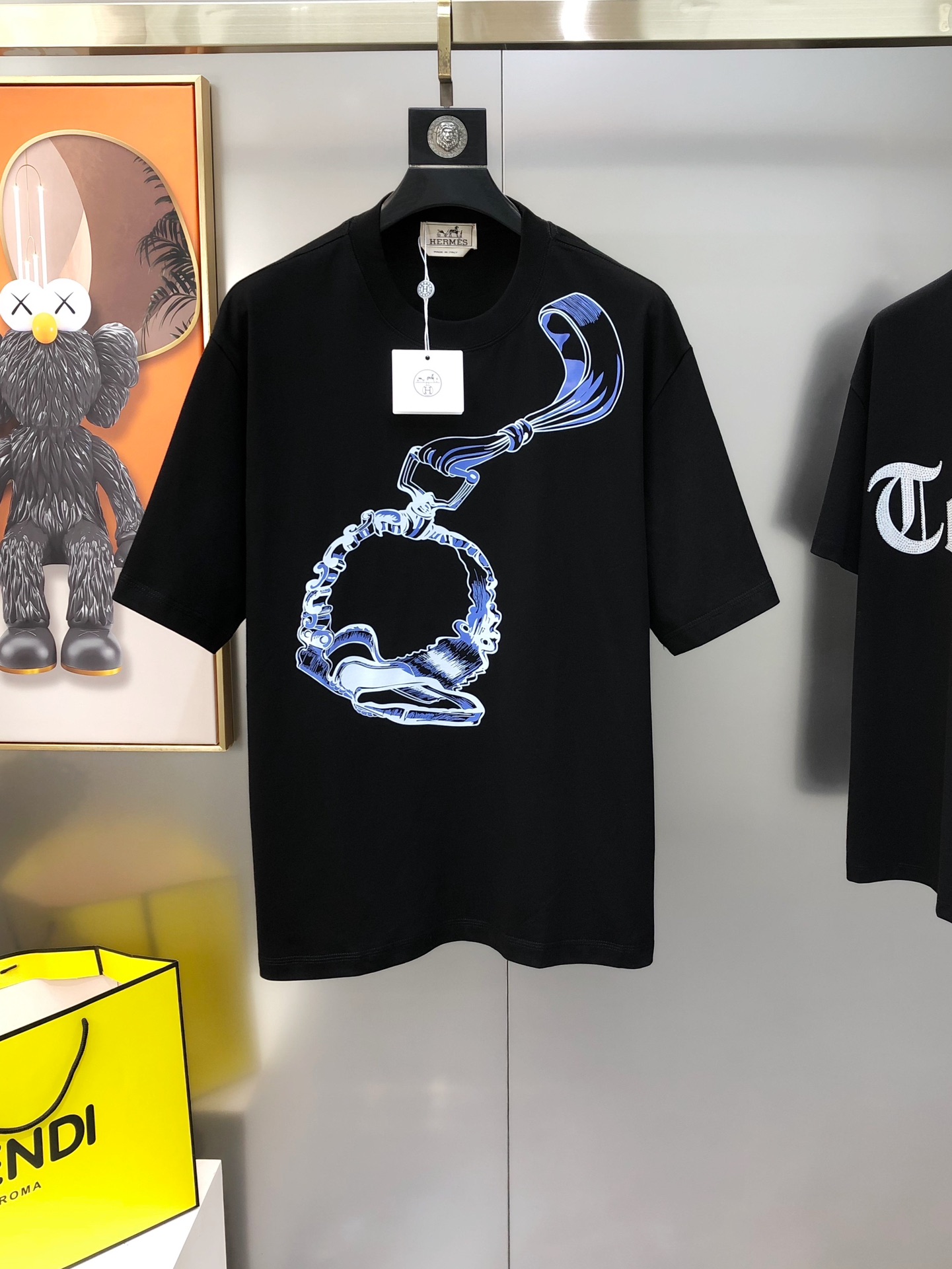 NO:127175,H*rmes Spring and Summer New Original Single Men's Round Neck Short-Sleeve T-shirts for the counter are sold simultaneously High-end Quality High-version OS Wide Edition Popular Printing Logo Pattern Design Custom imported double-strand pure cotton fabric Soft and delicate, comfortable to wear, OEM factory made the upper body very handsome and stylish, Men's essential items, Three standards, Full Size S-3XL (large maximum size can be worn about 220 kilograms, please report height and weight to place an order) Shipping the next day Black White Dark Green,, hermes, T-shirt,tees, t-shirt,alexander wang19860909H*rmes 爱马仕春夏新款原单男士圆领短袖T恤 专柜同步售卖 高端品质 高版本 OS版型阔版 爆款印胶logo图案设计 定制进口双股纯棉面料 手感柔软细腻 穿着亲肤舒适 代工厂精细做上身非常帅气有型 男士必备单品 三标齐 全 尺码S-3XL（偏大最大码可穿220斤左右 下单请报身高体重) 隔天出货 黑色 白色 墨绿,,hermes,T-shirt,tees，t-shirt,alexander wang,Men's clothing